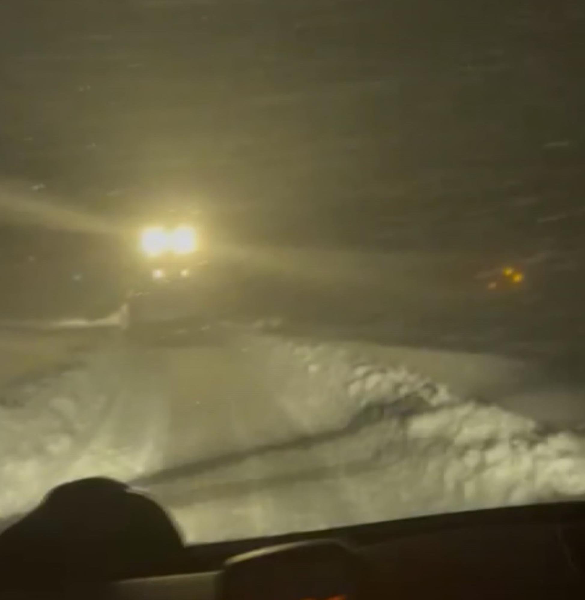 Ağrı Hamur ilçesi Esenören köyünde iş makinesi ile kar temizleme çalışması