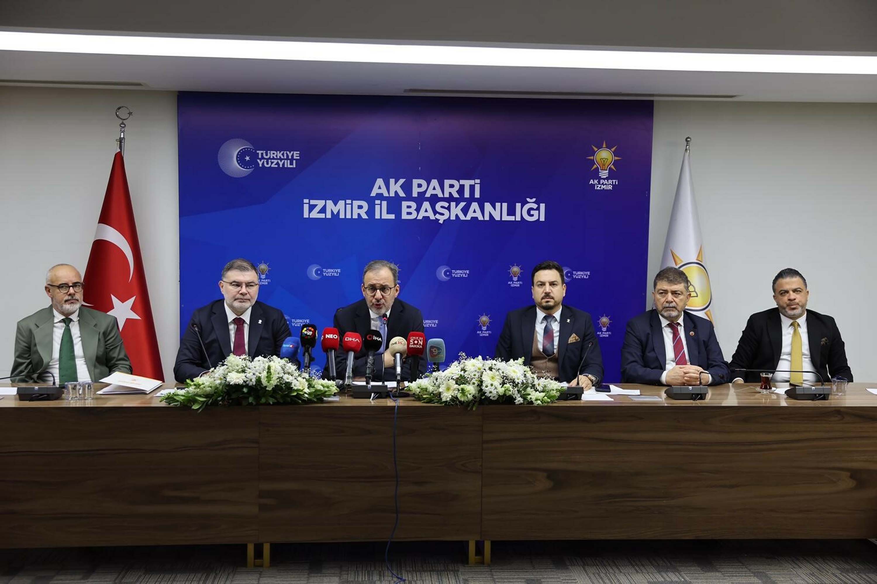 Mehmet Muharrem Kasapoğlu basın mensuplarına açıklama yapıyor