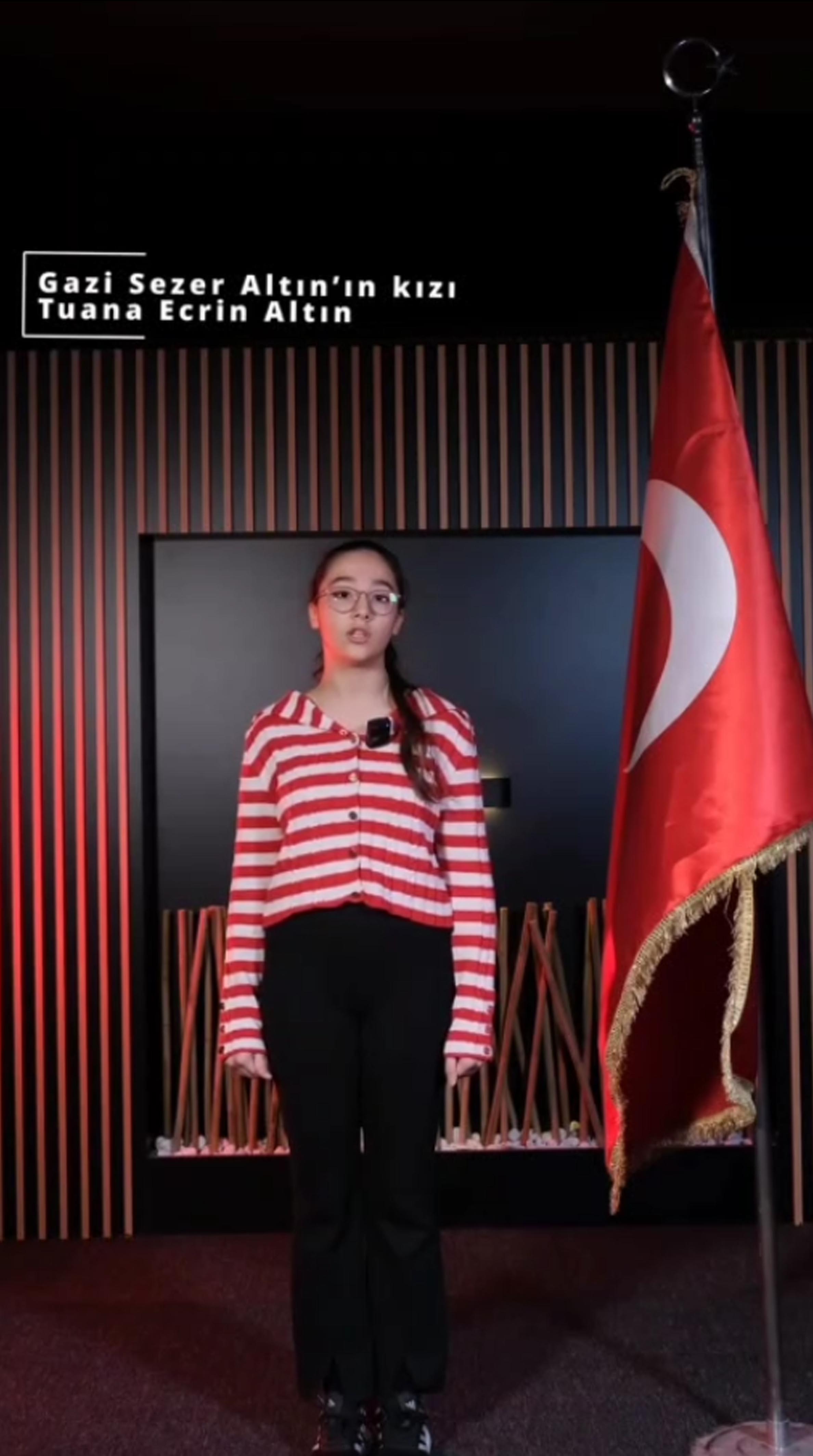 Gazi çocukları bayrak önünde