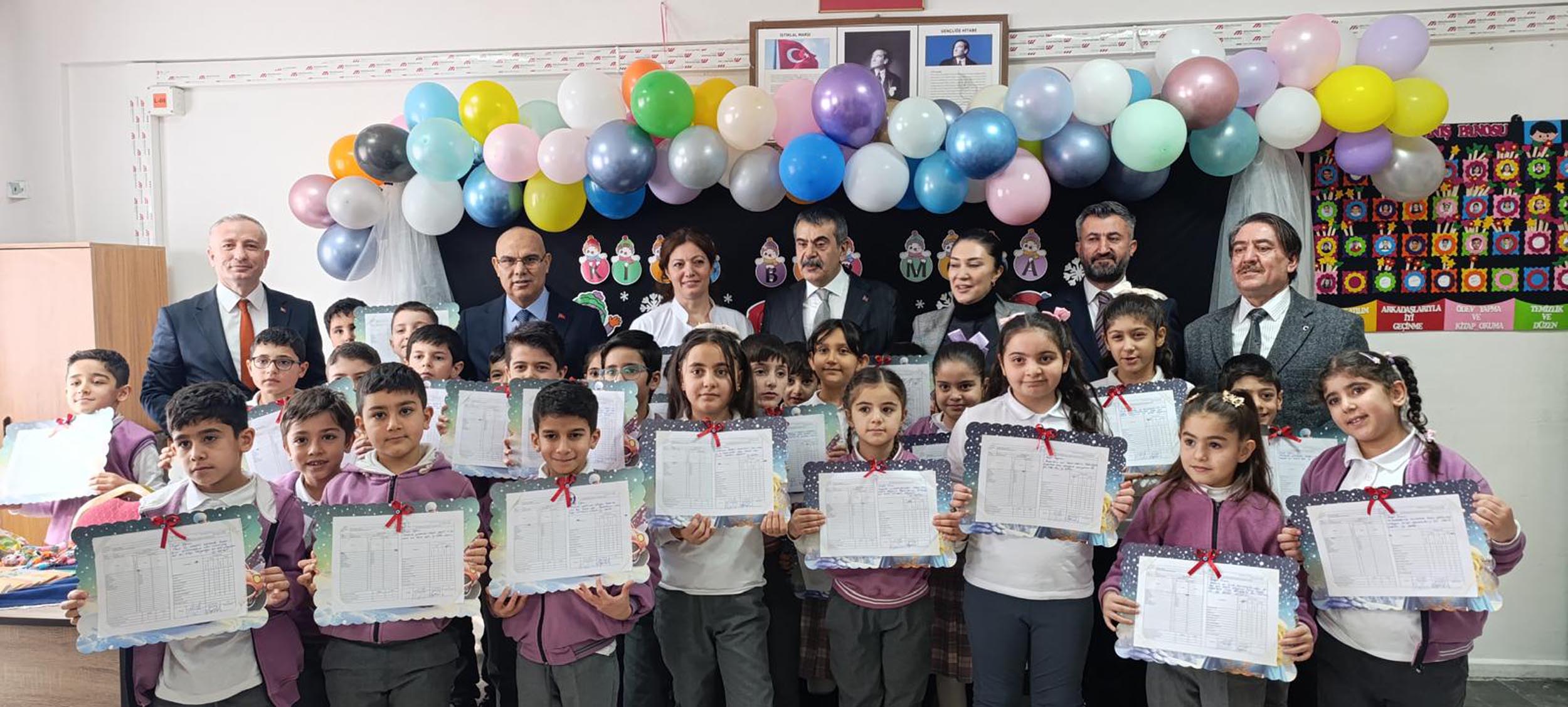 Bakan Tekin öğrencilere karne veriyor