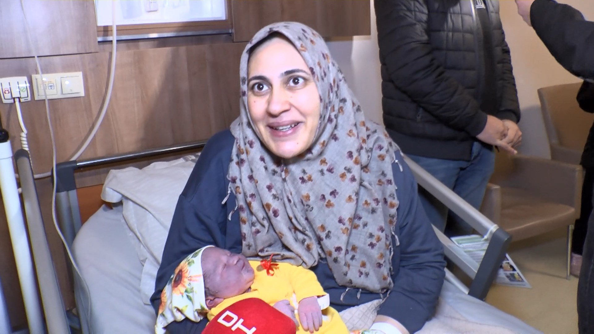 Bakan Memişoğlu aileye hediye takdim ediyor