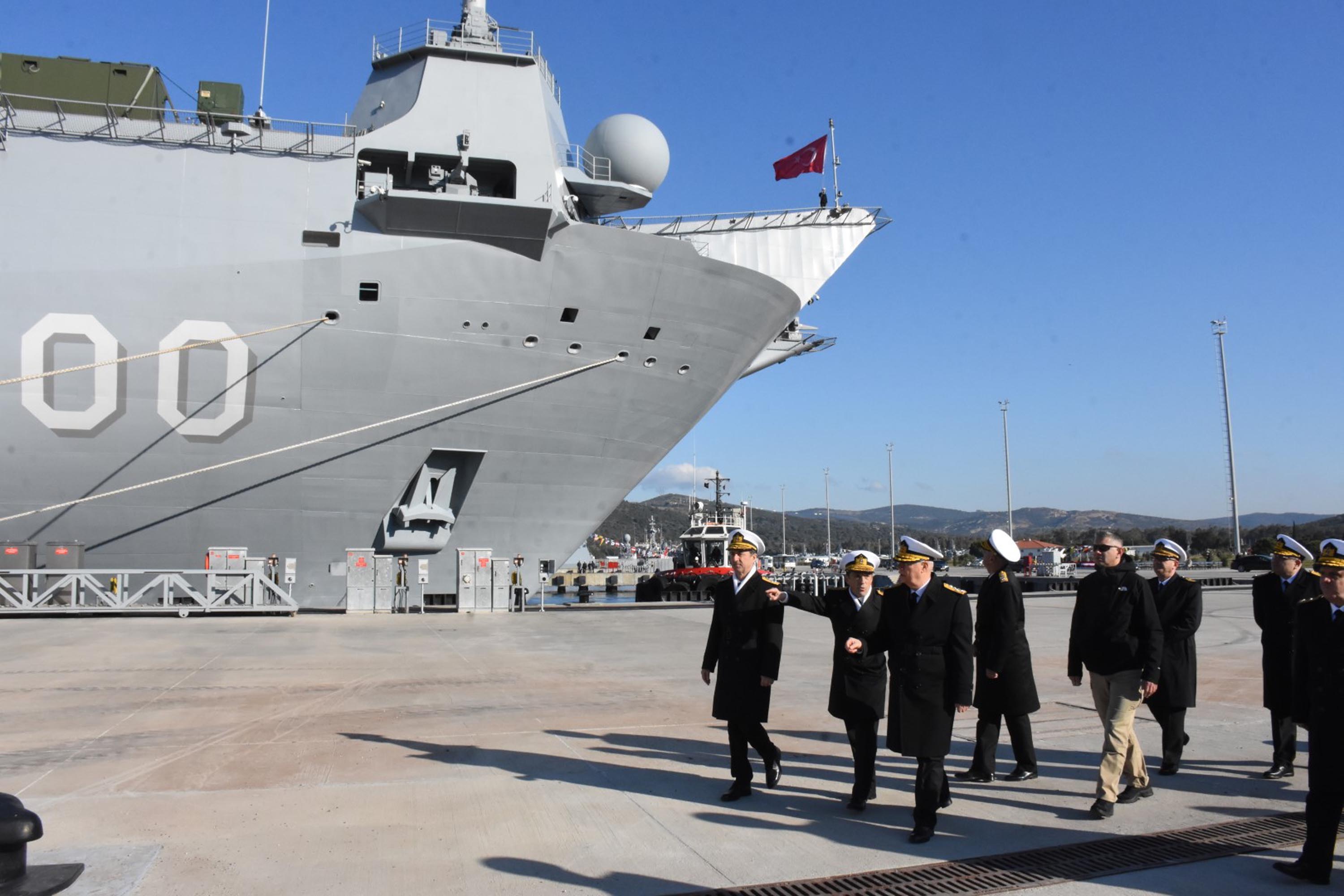 Donanma Komutanı Oramiral Kadir Yıldız konuşma yapıyor