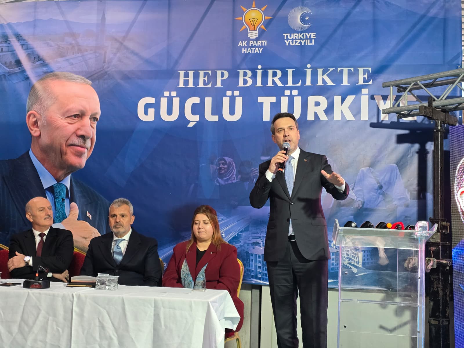 Bakan Bayraktar açıklama yaparken