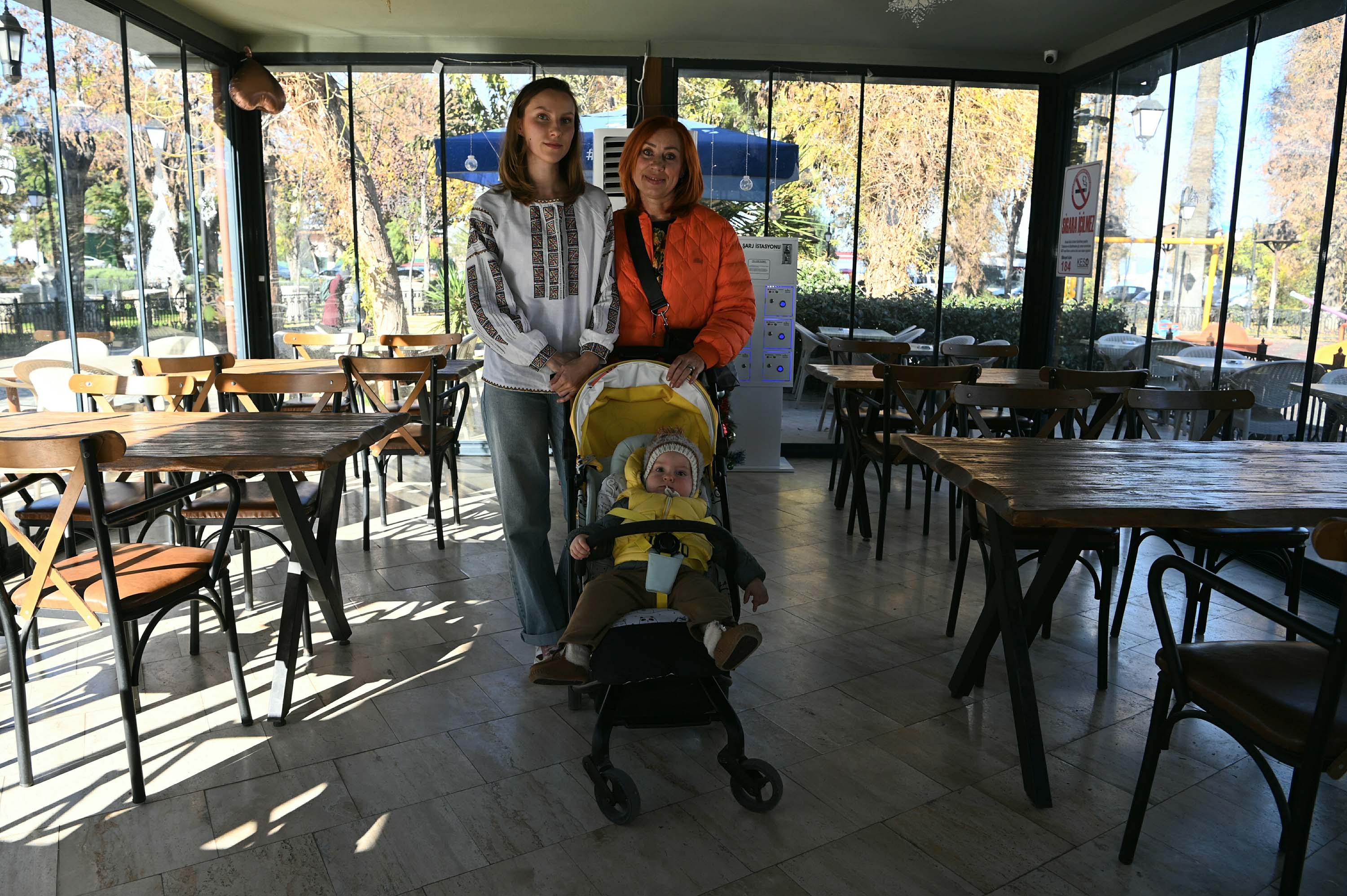 Ukraynalı savaş mağduru anne ve kızı Kuşadası