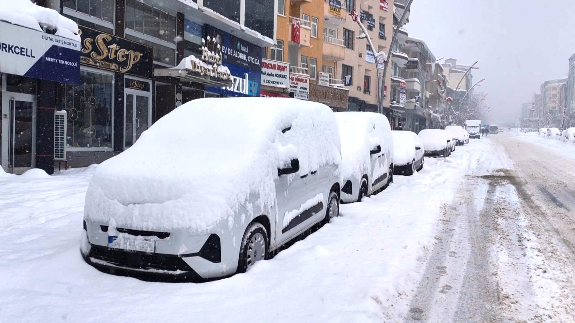 Muş Belediyesi kar temizleme çalışması