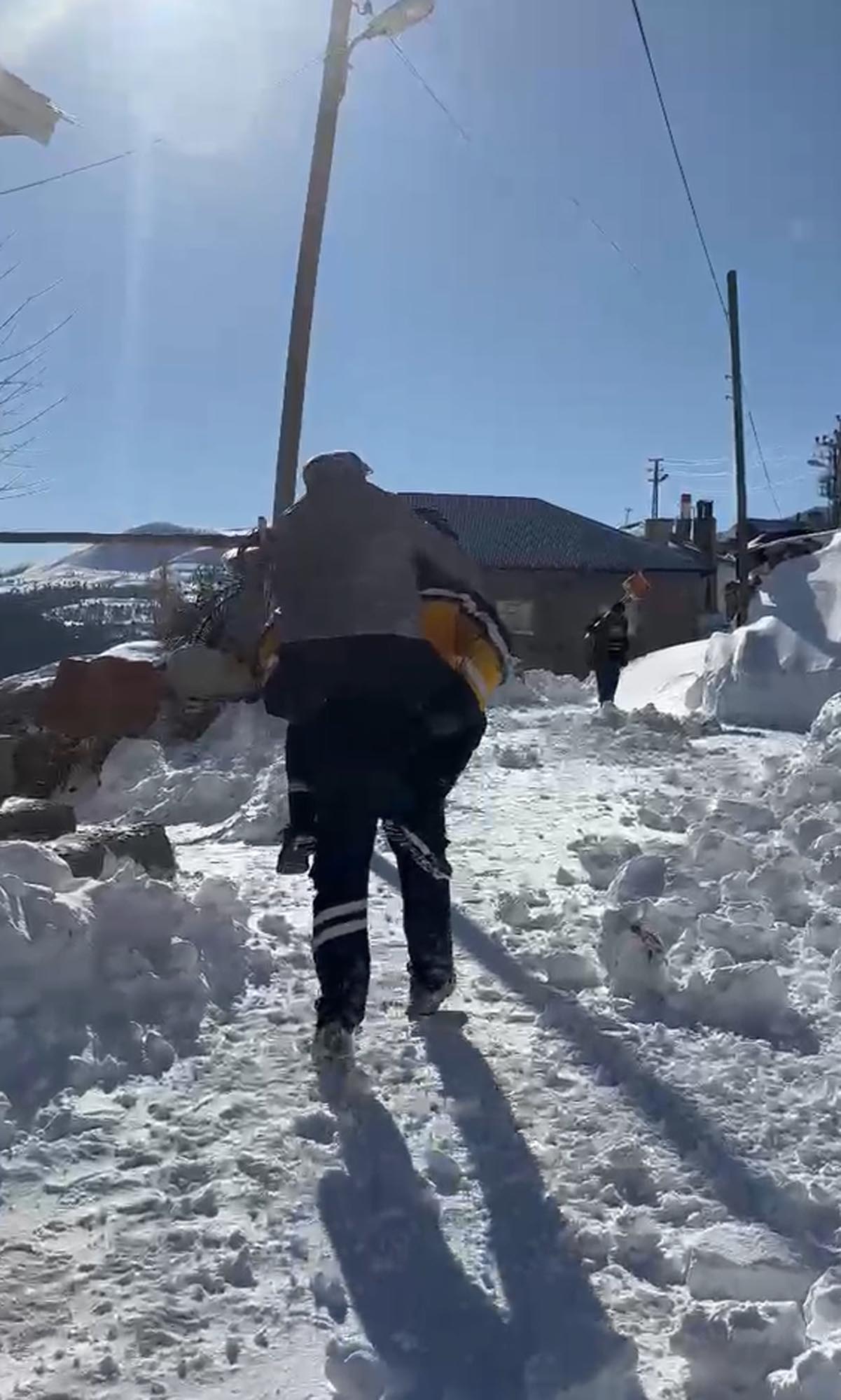 Sağlık Ekipleri Karlı Yolda Hasta Nakli