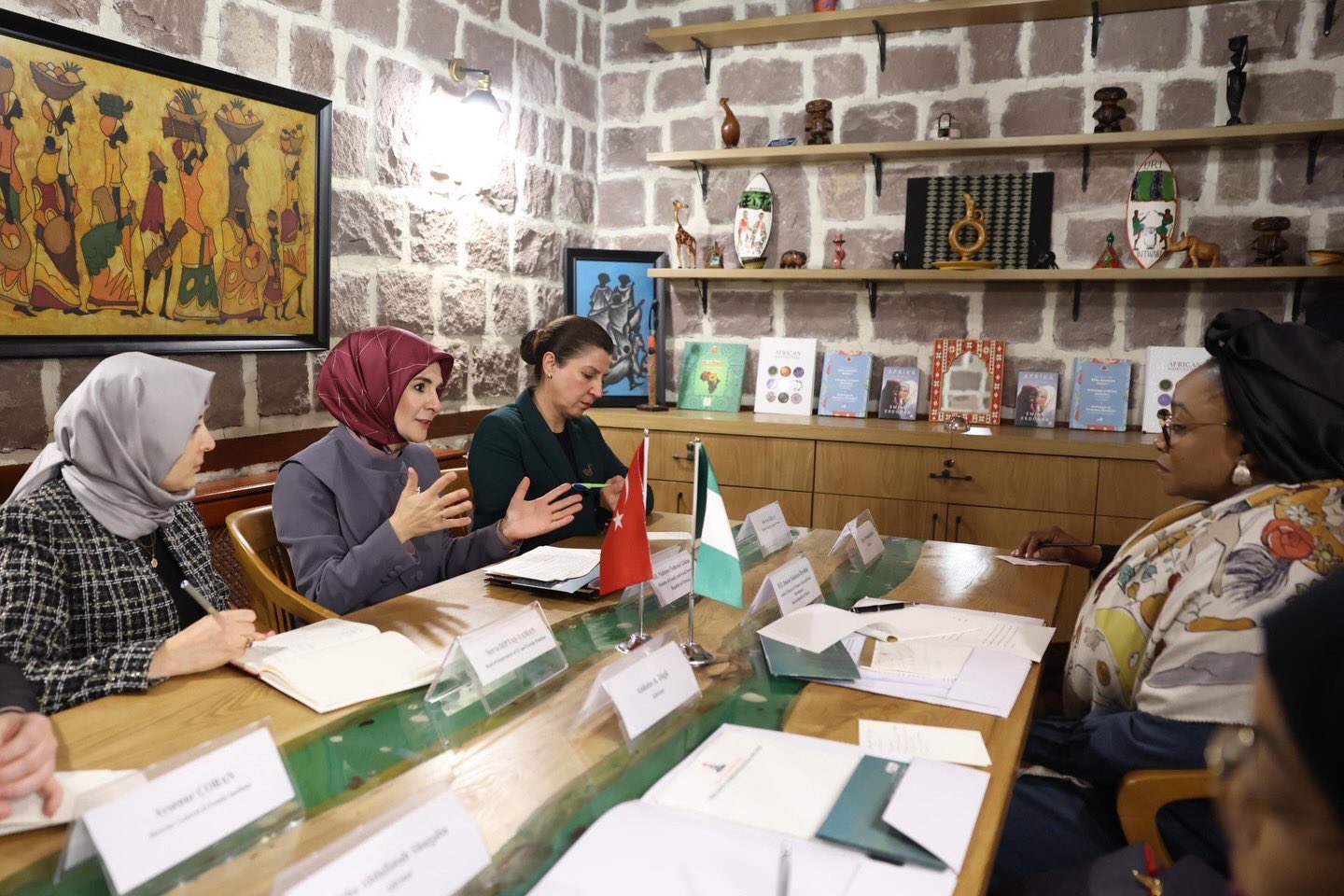 Bakan Mahinur Özdemir Göktaş Nijeryalı Mevkidaşı Imaan Sulaiman-Ibrahim ile görüşme