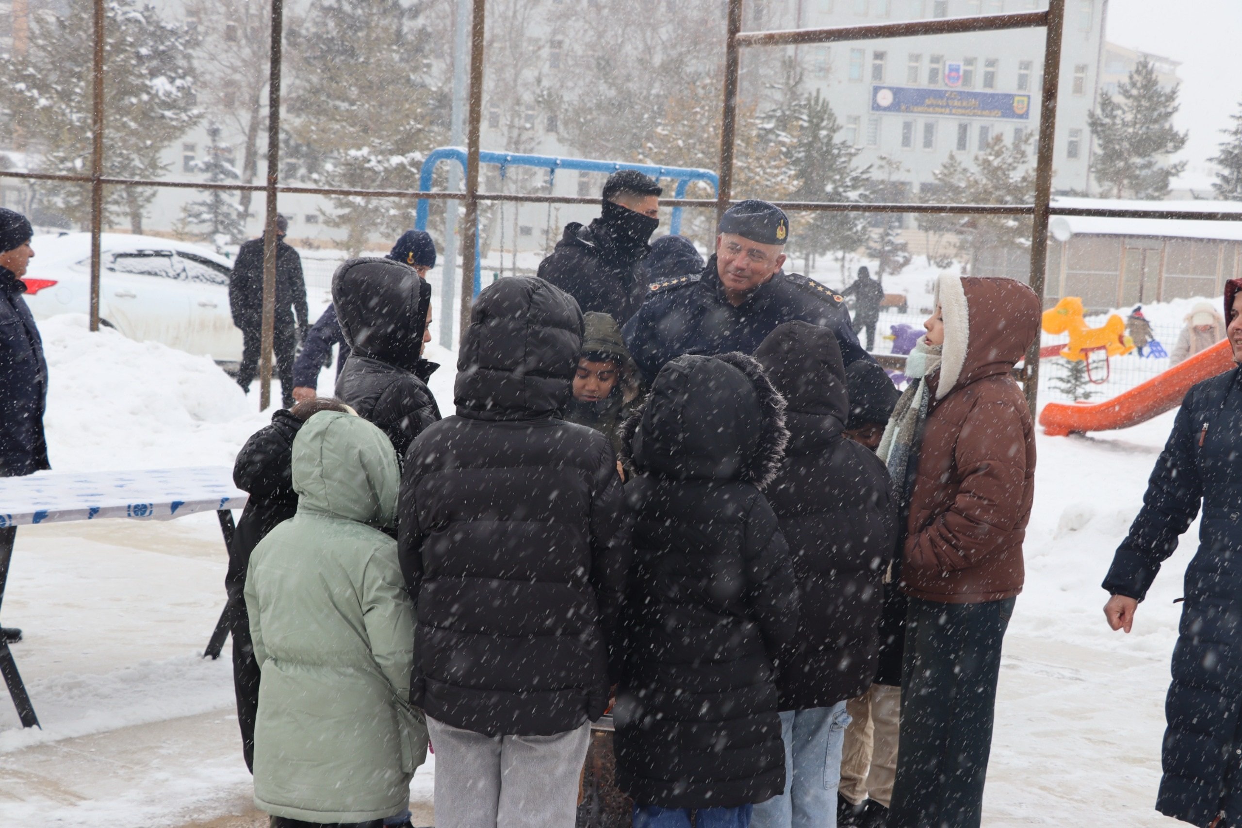 Jandarma Personeli Çocuklarla Kızak