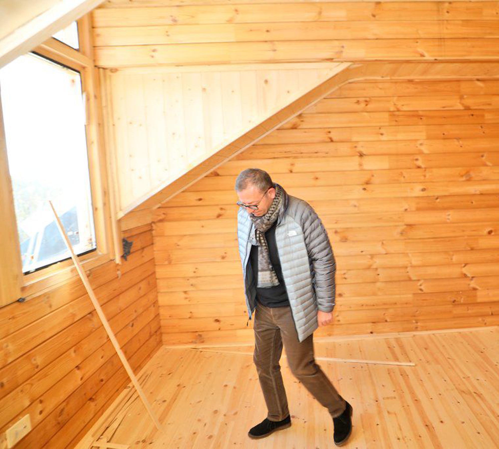 Vali Ziya Polat Çıldır Gölü kütük ev inşaatı