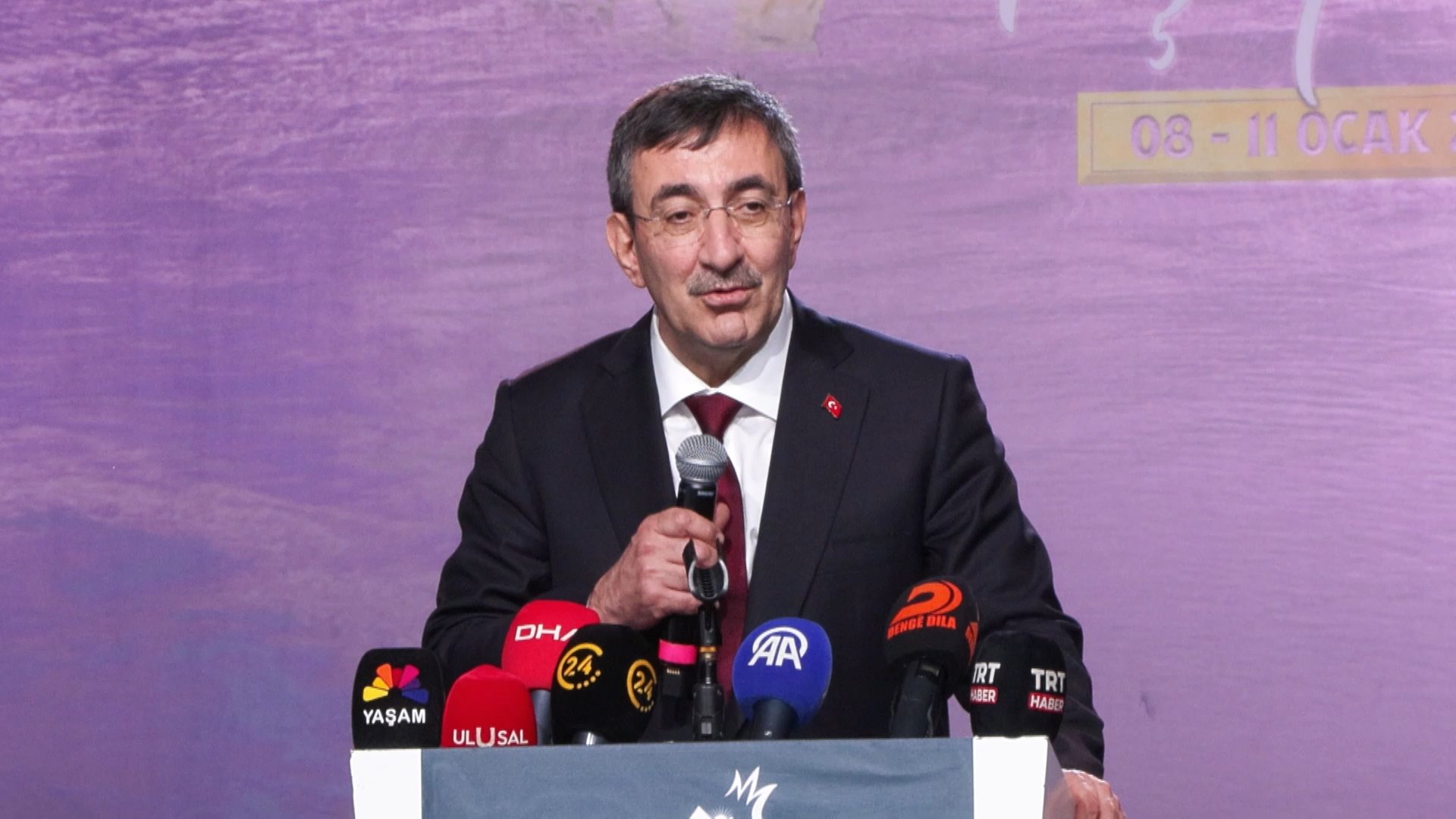 Cevdet Yılmaz stantları gezerken