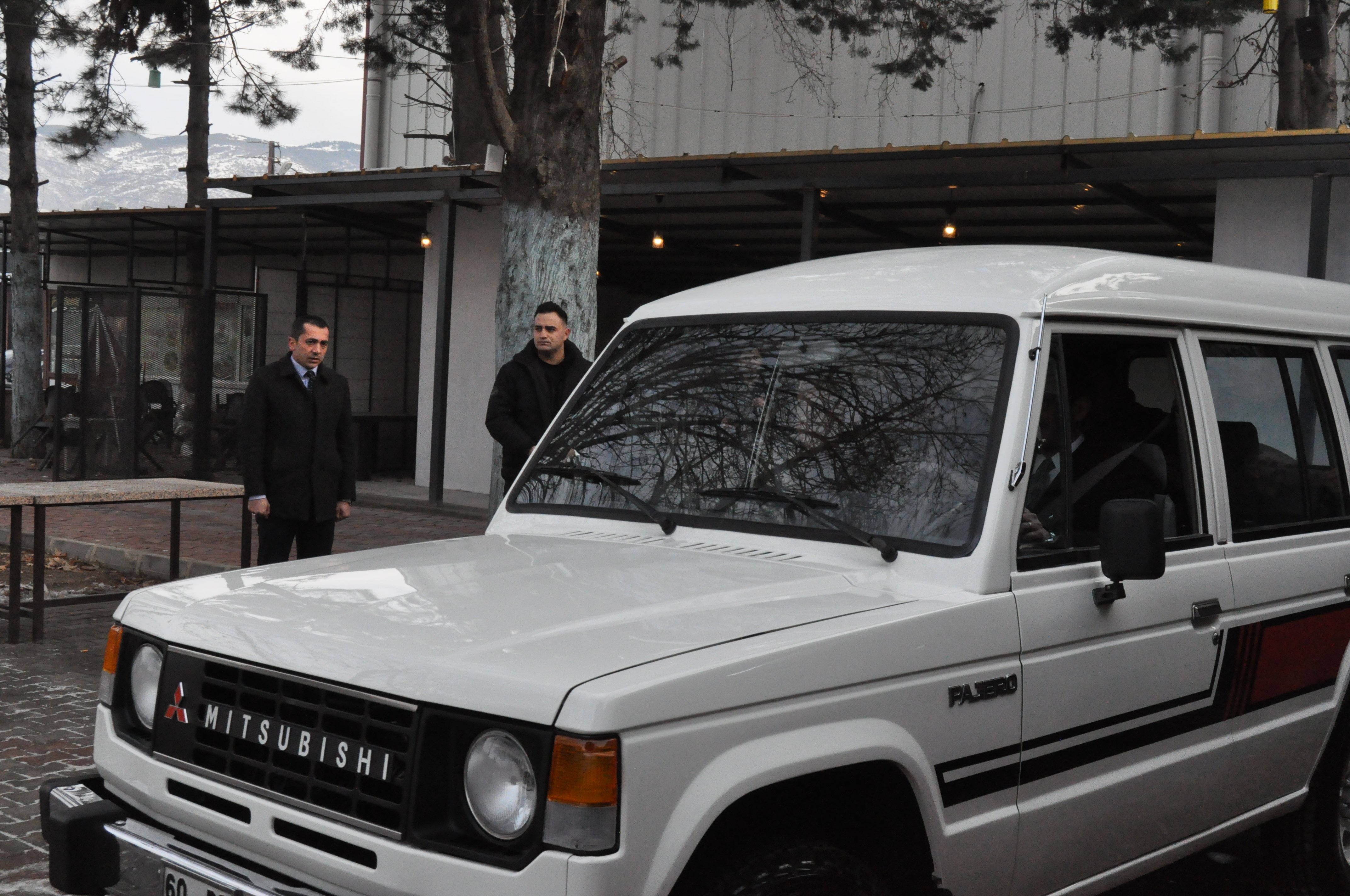 Mehmet Kemal Yazıcıoğlu cipin direksiyonunda