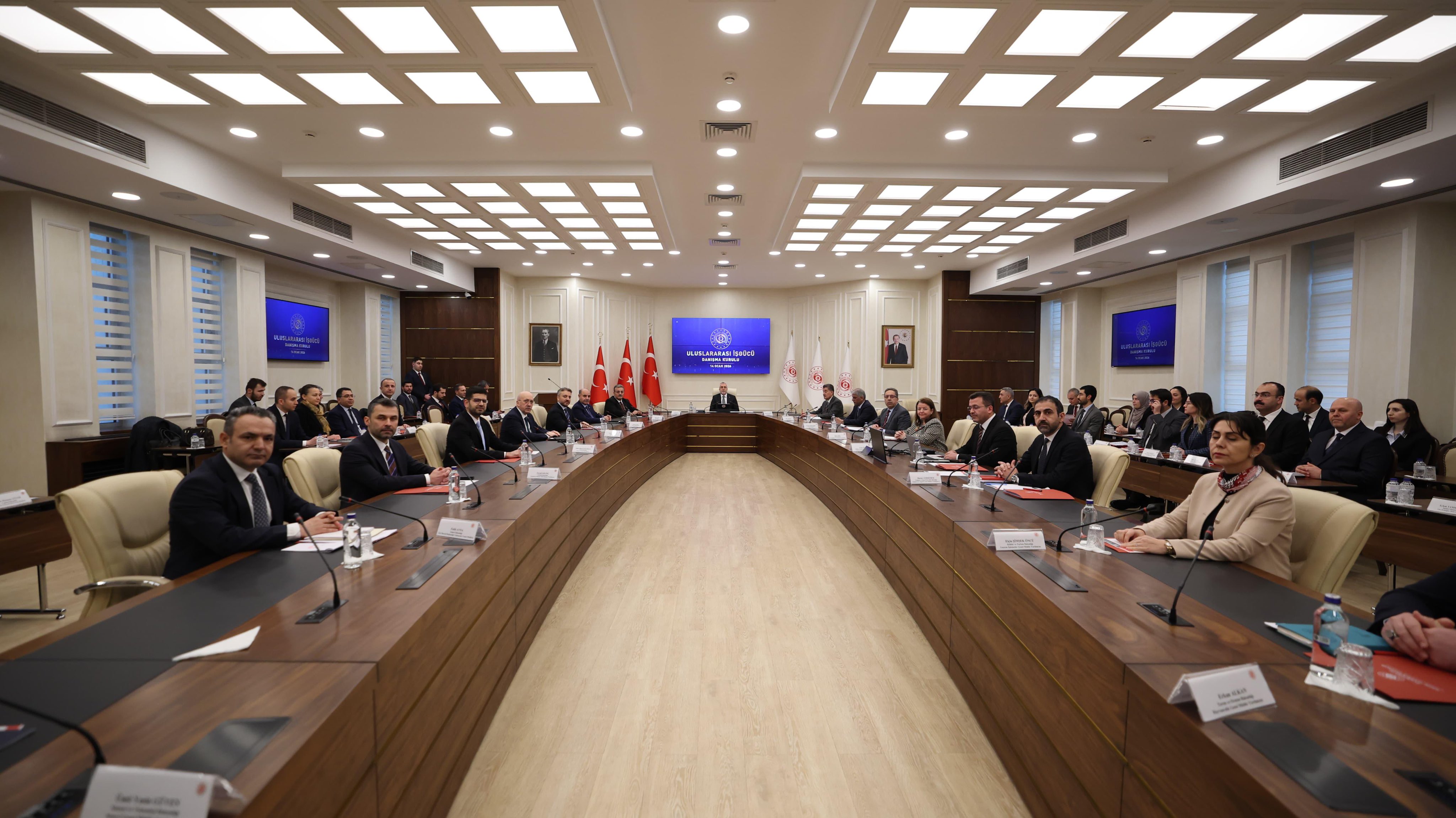 Bakan Vedat Işıkhan toplantıda konuşma yapıyor