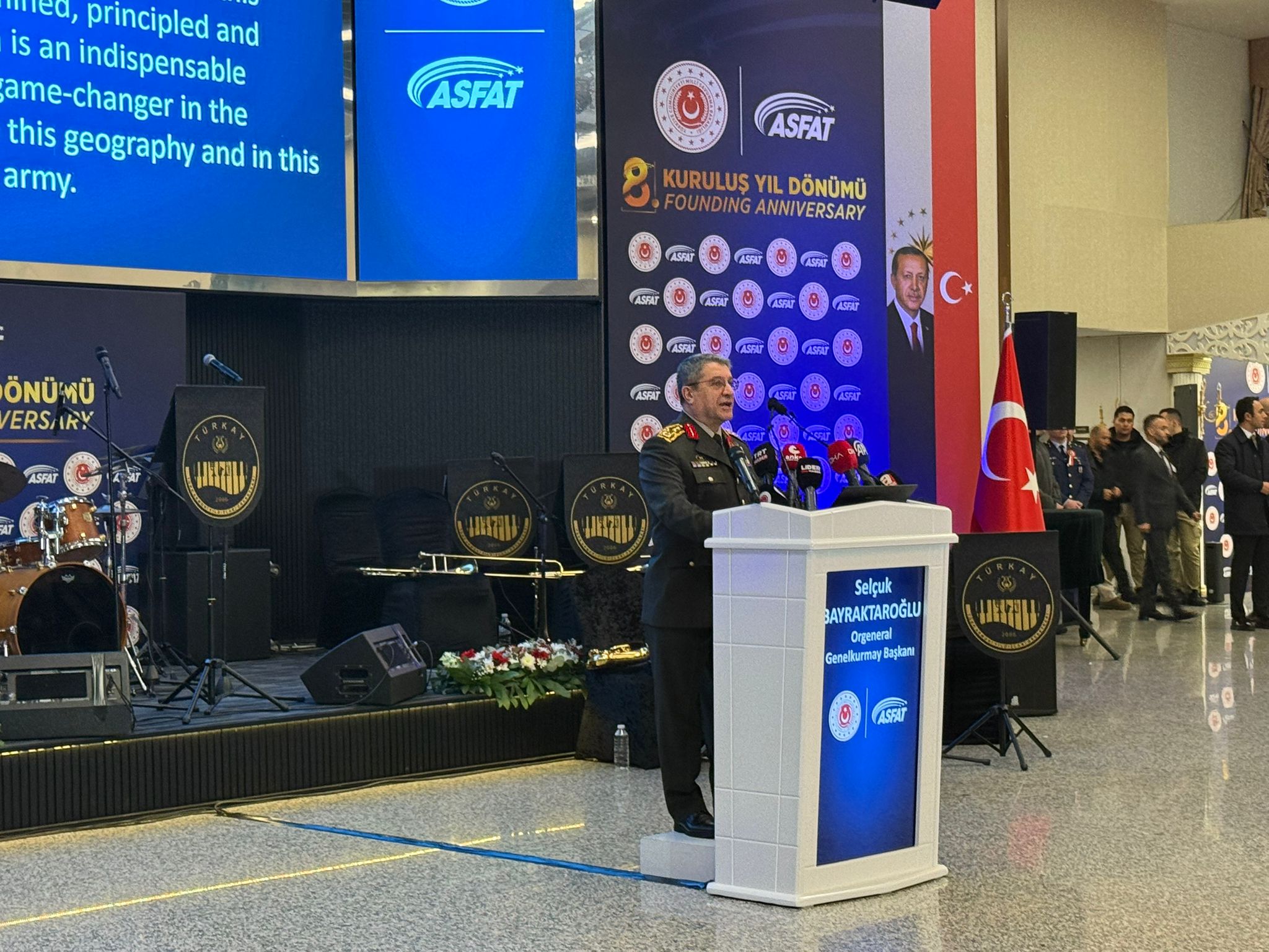 ASFAT 8. yıl pastası kesiliyor