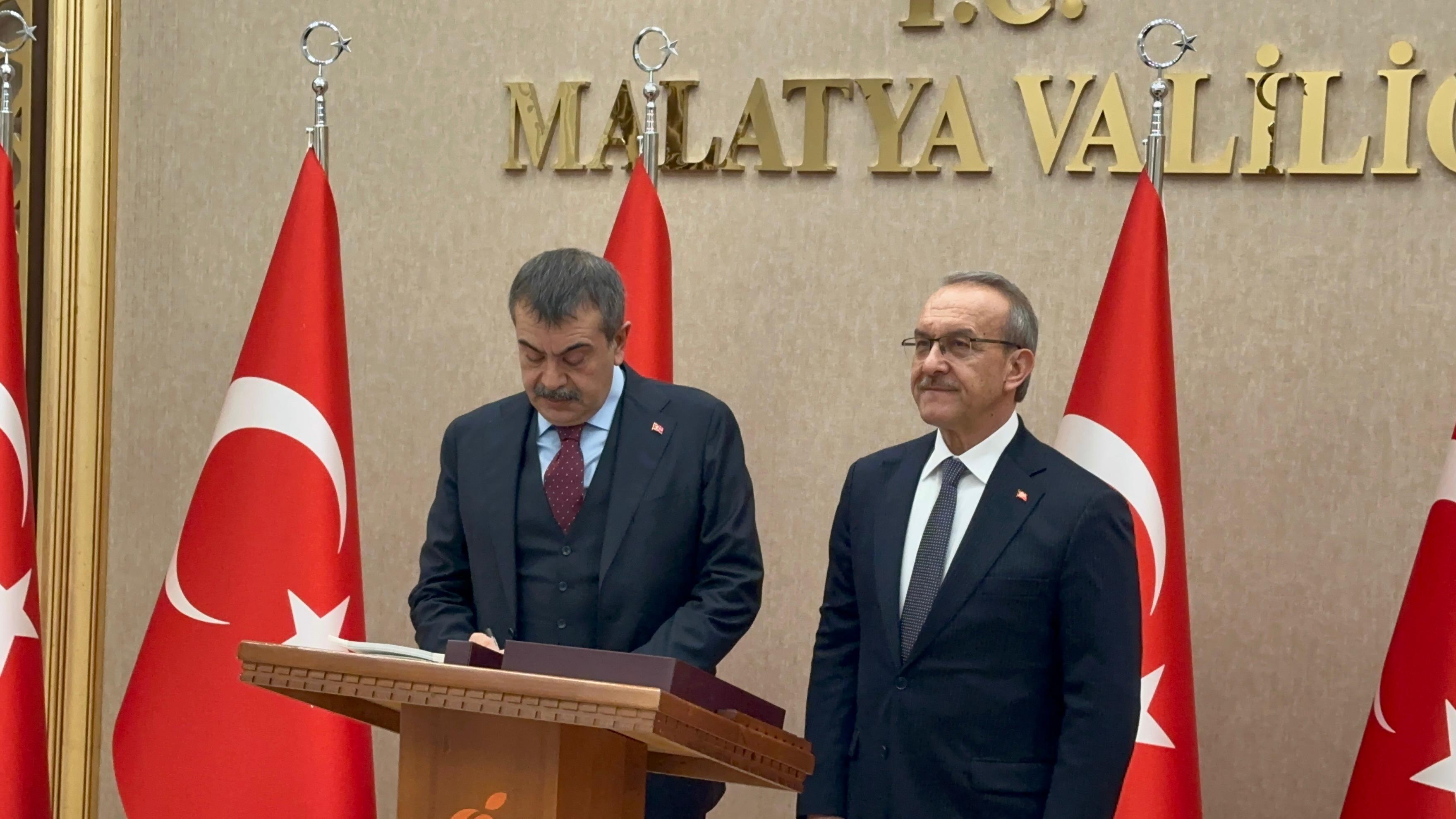 Milli Eğitim Bakanı Yusuf Tekin öğrencilerle