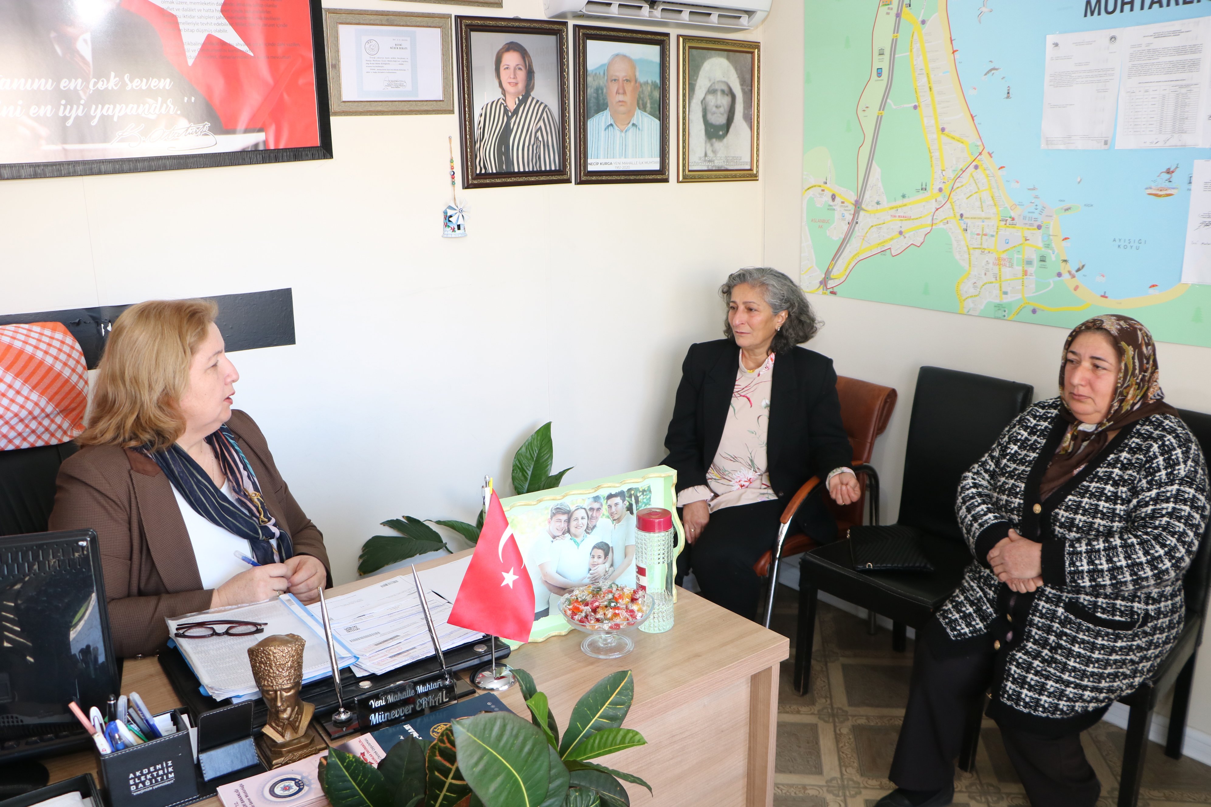 Muhtar Münevver Erkal çalışma masasında