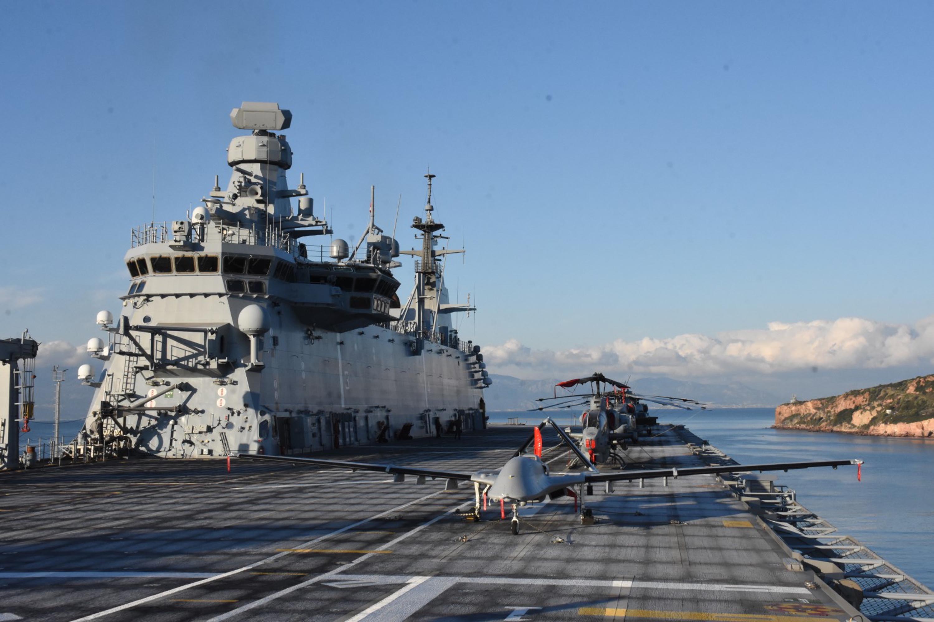 Deniz Kuvvetleri personeli törende