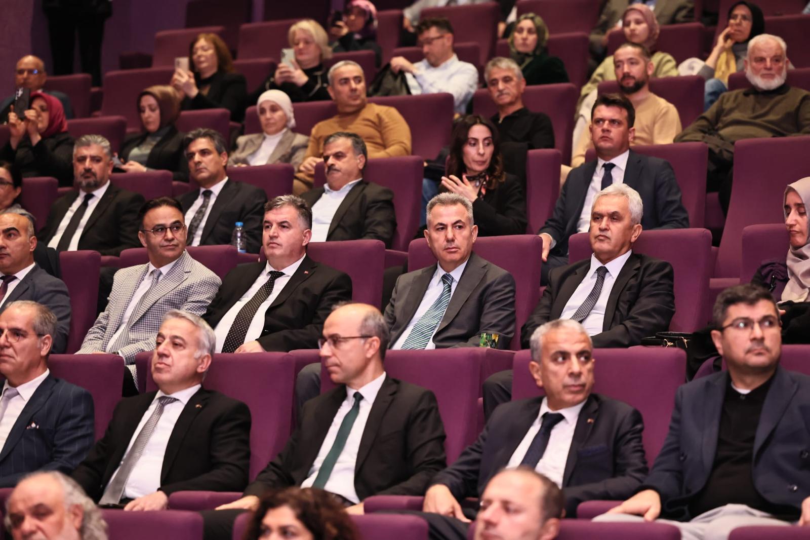 Vali Süleyman Elban konuşma yapıyor