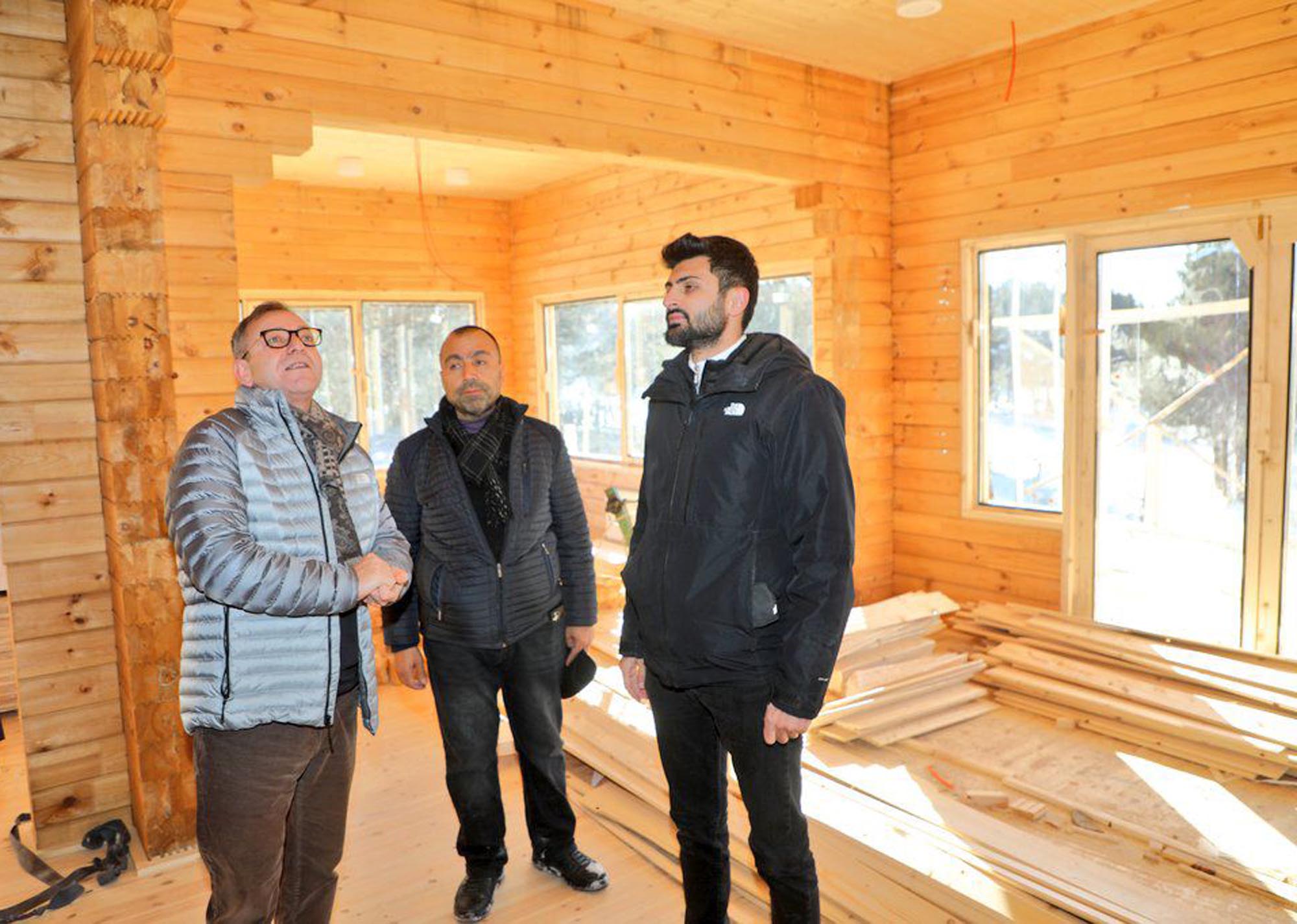 Çıldır Gölü kıyısı kütük ev inşaat alanı