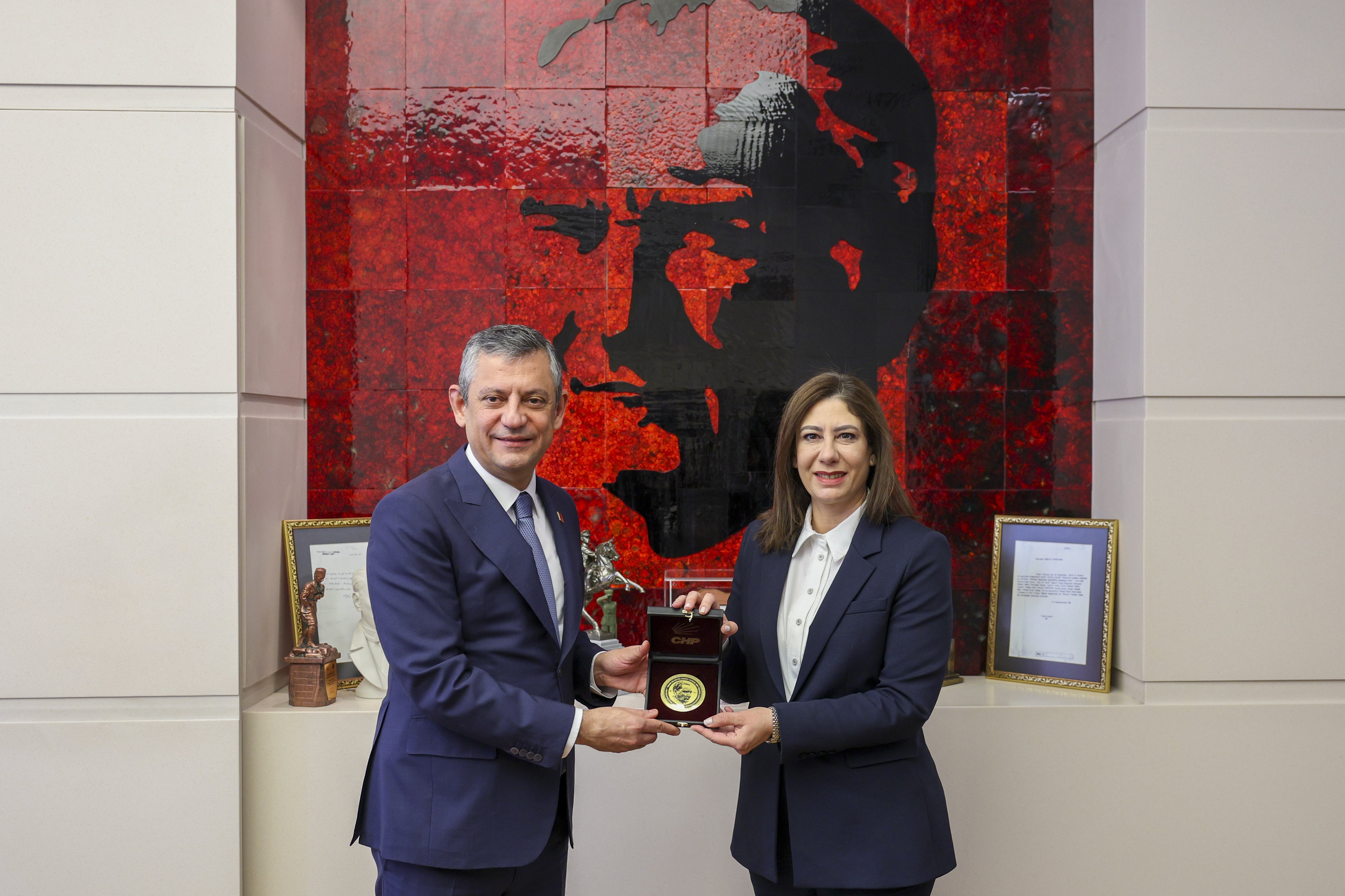 Özgür Özel basın mensuplarına açıklama yapıyor