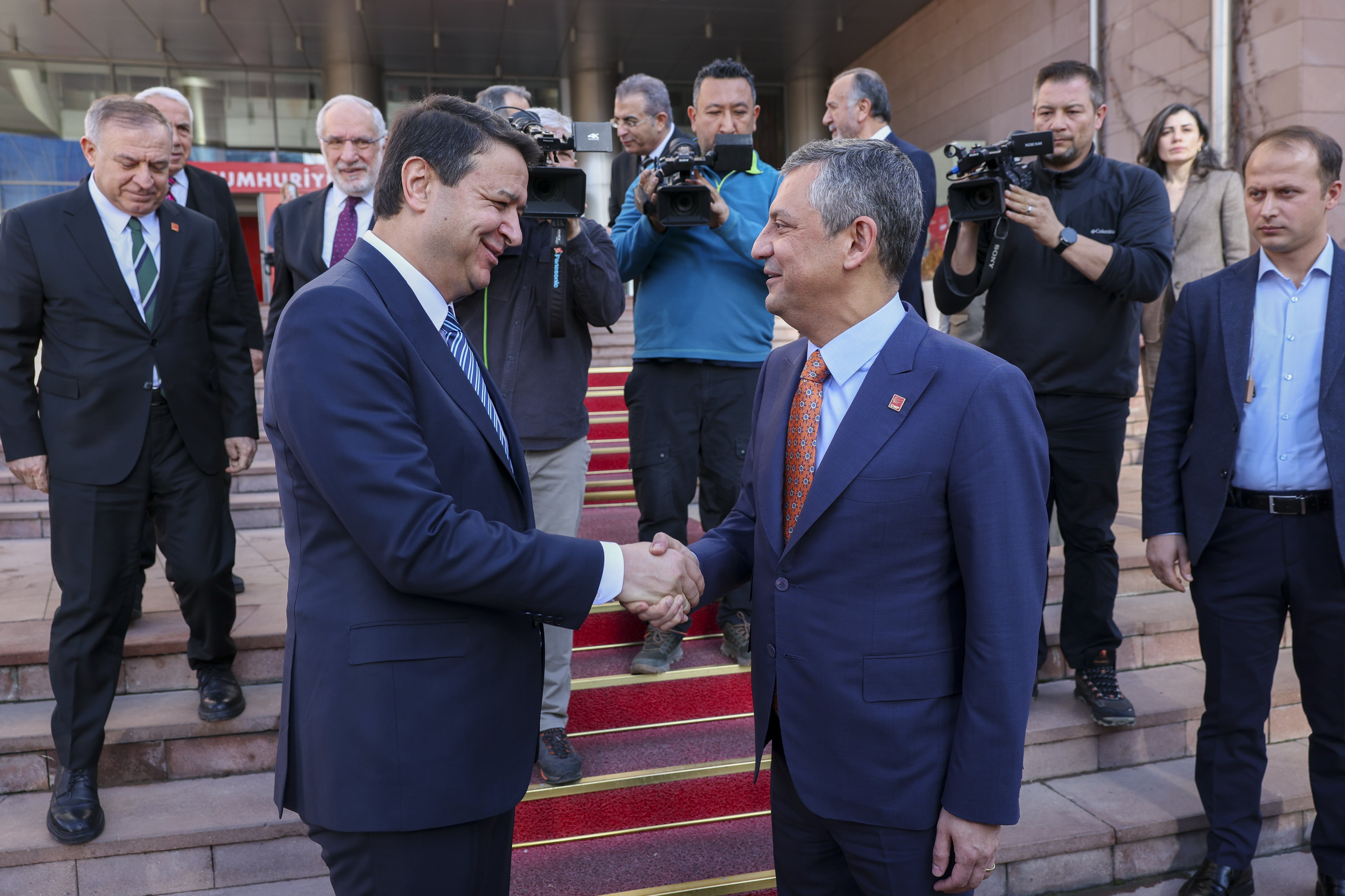 Özgür Özel Mahmut Arıkan el sıkışma