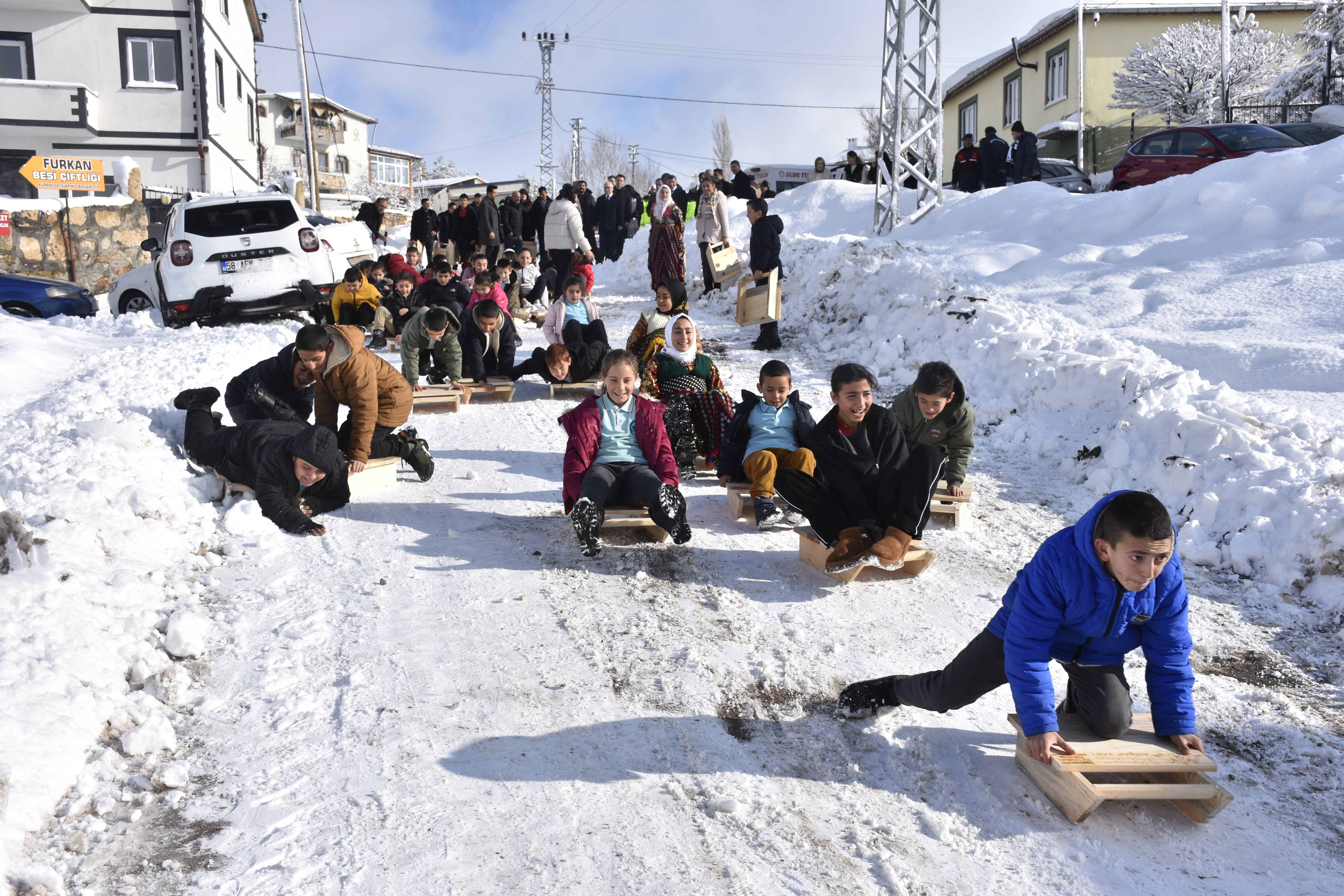 Vali Şimşek çocuklarla sohbet ediyor