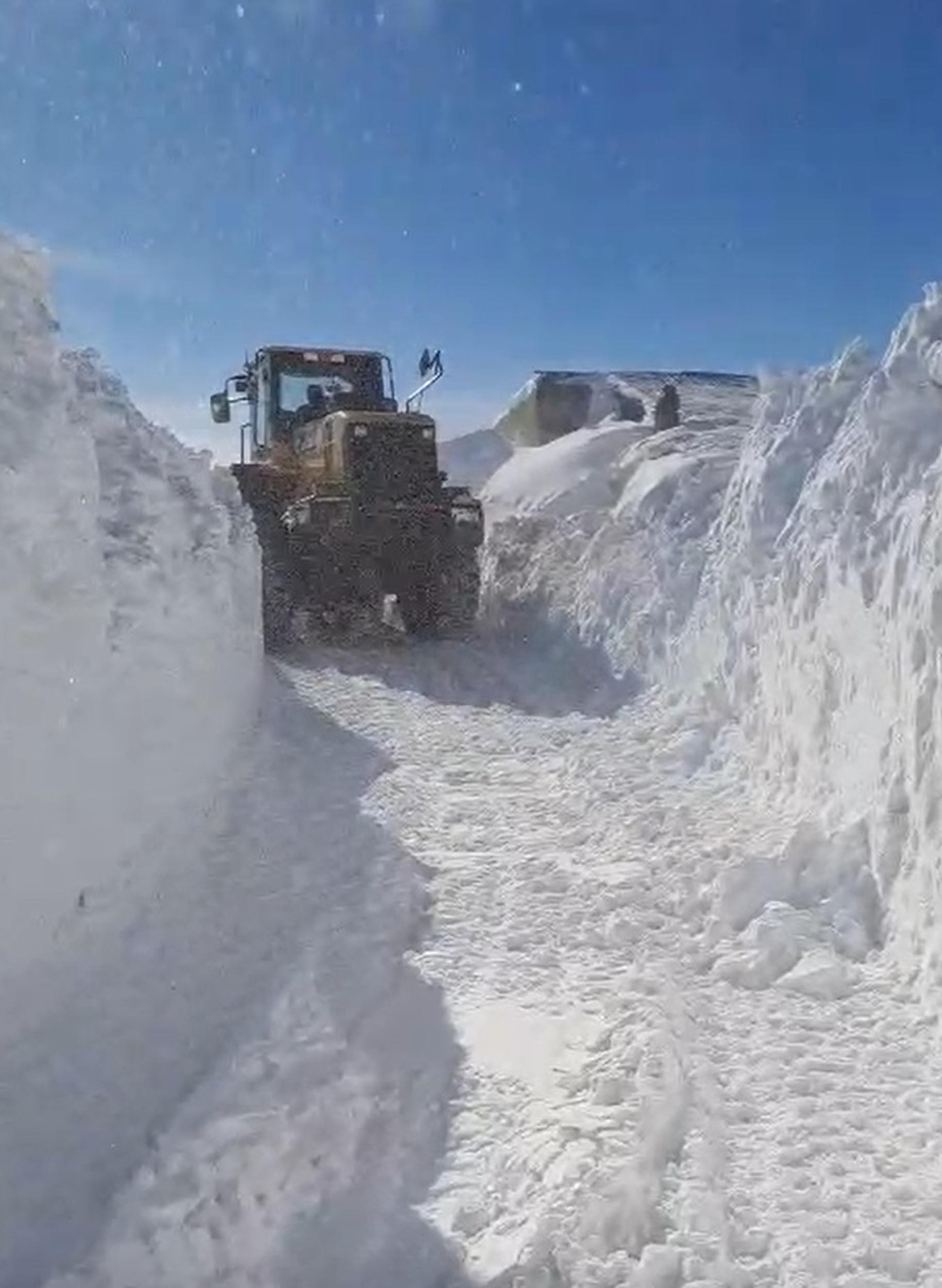 Erzurum Büyükşehir Belediyesi kar temizleme çalışması