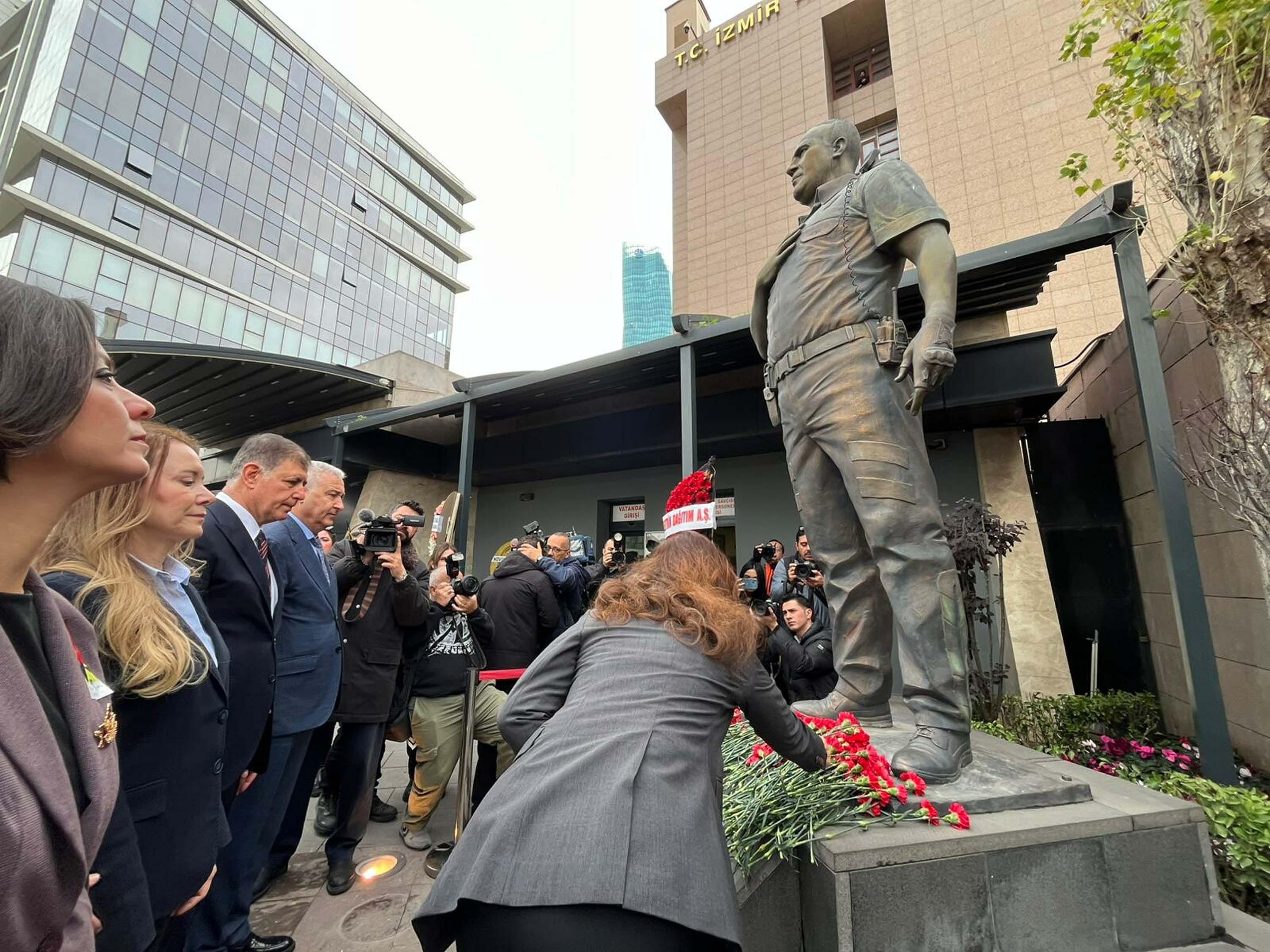 Fethi Sekin heykeline karanfil bırakılıyor
