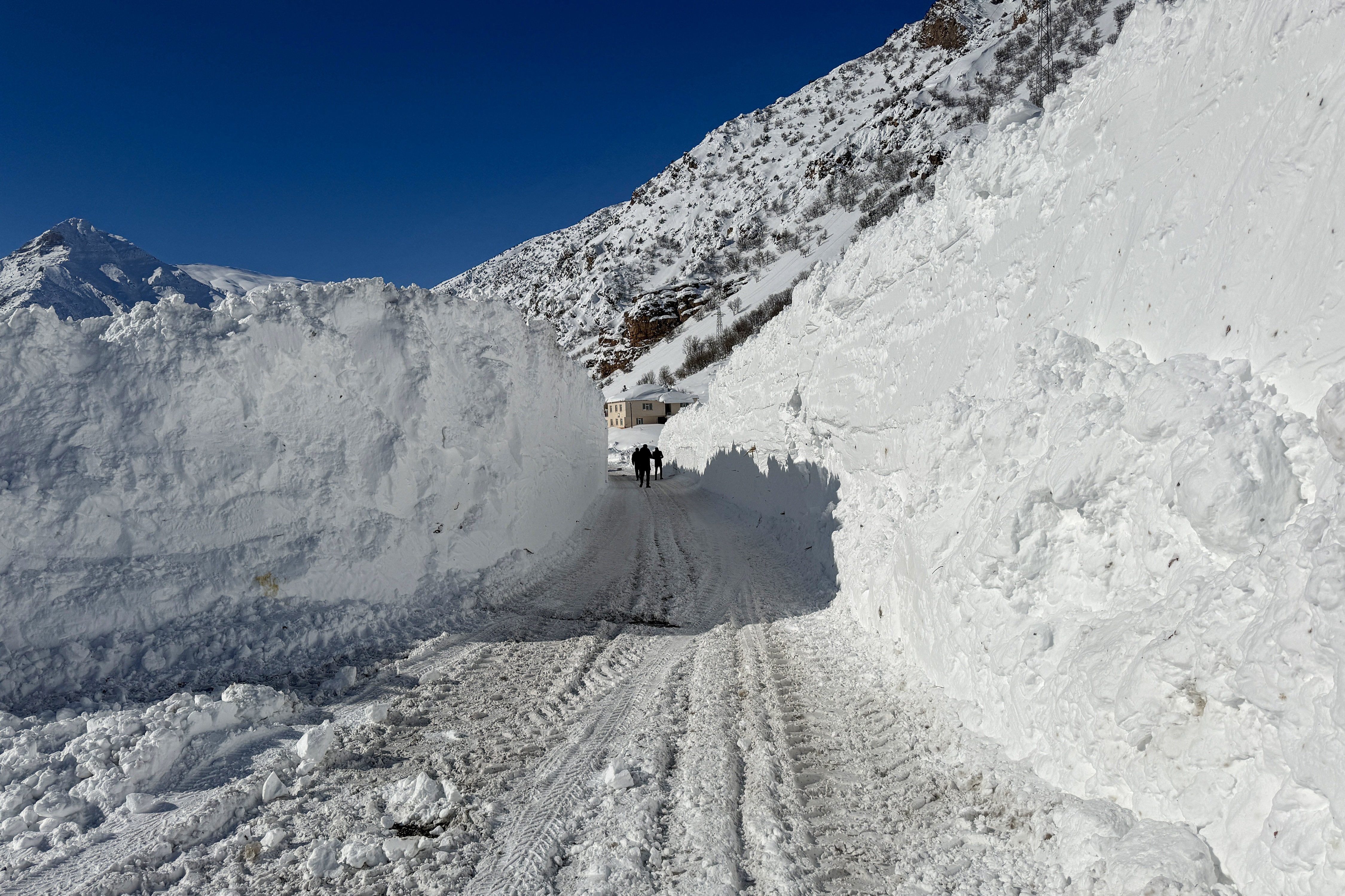 Van Çatak karayolu çığ altında
