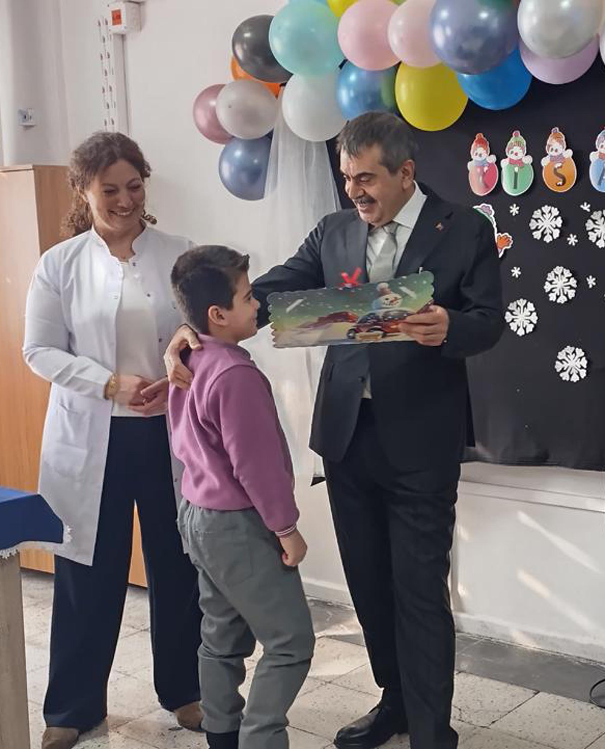 Bakan Tekin öğrencilerle birlikte