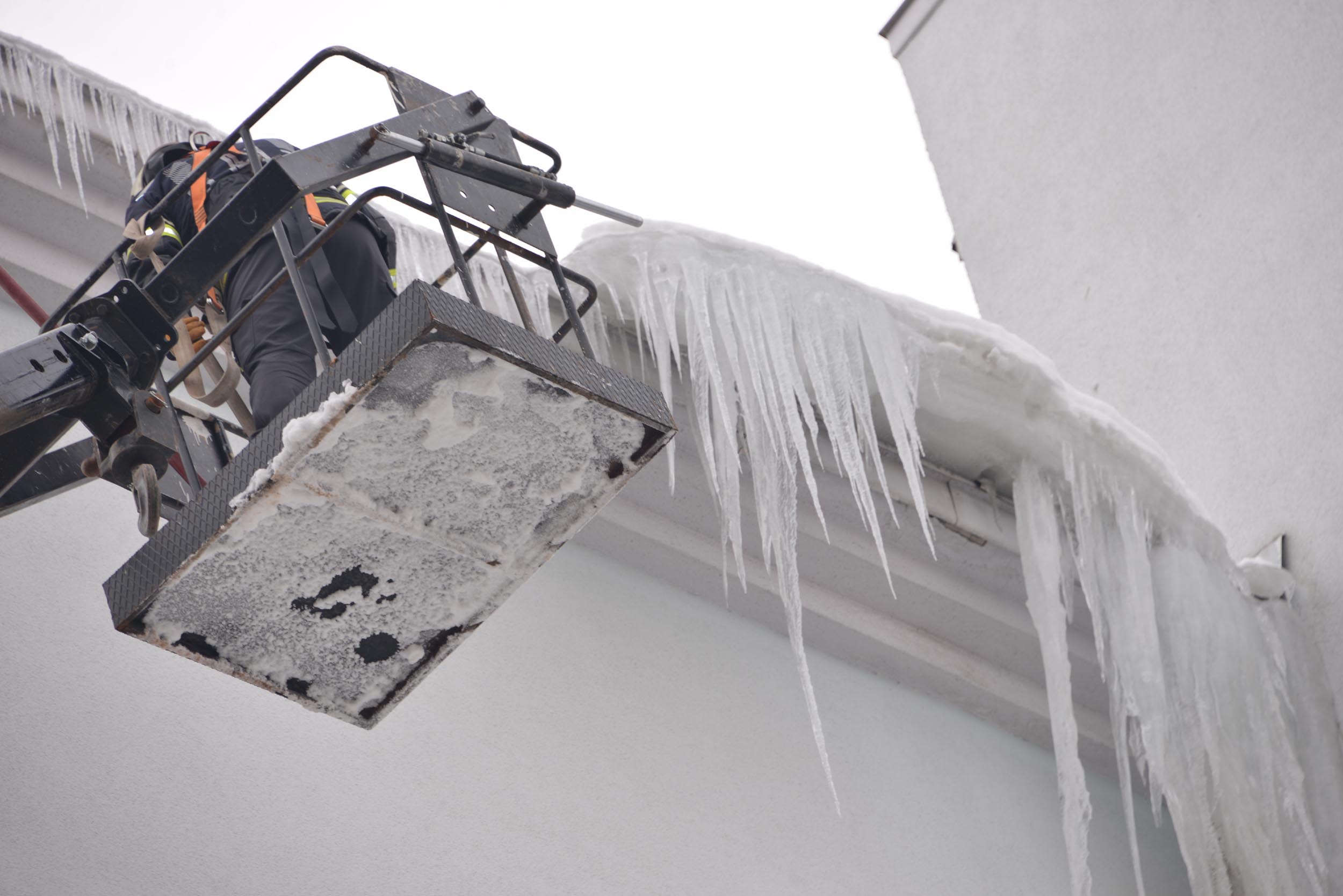 Erzurum itfaiyesi buz sarkıtı temizliği