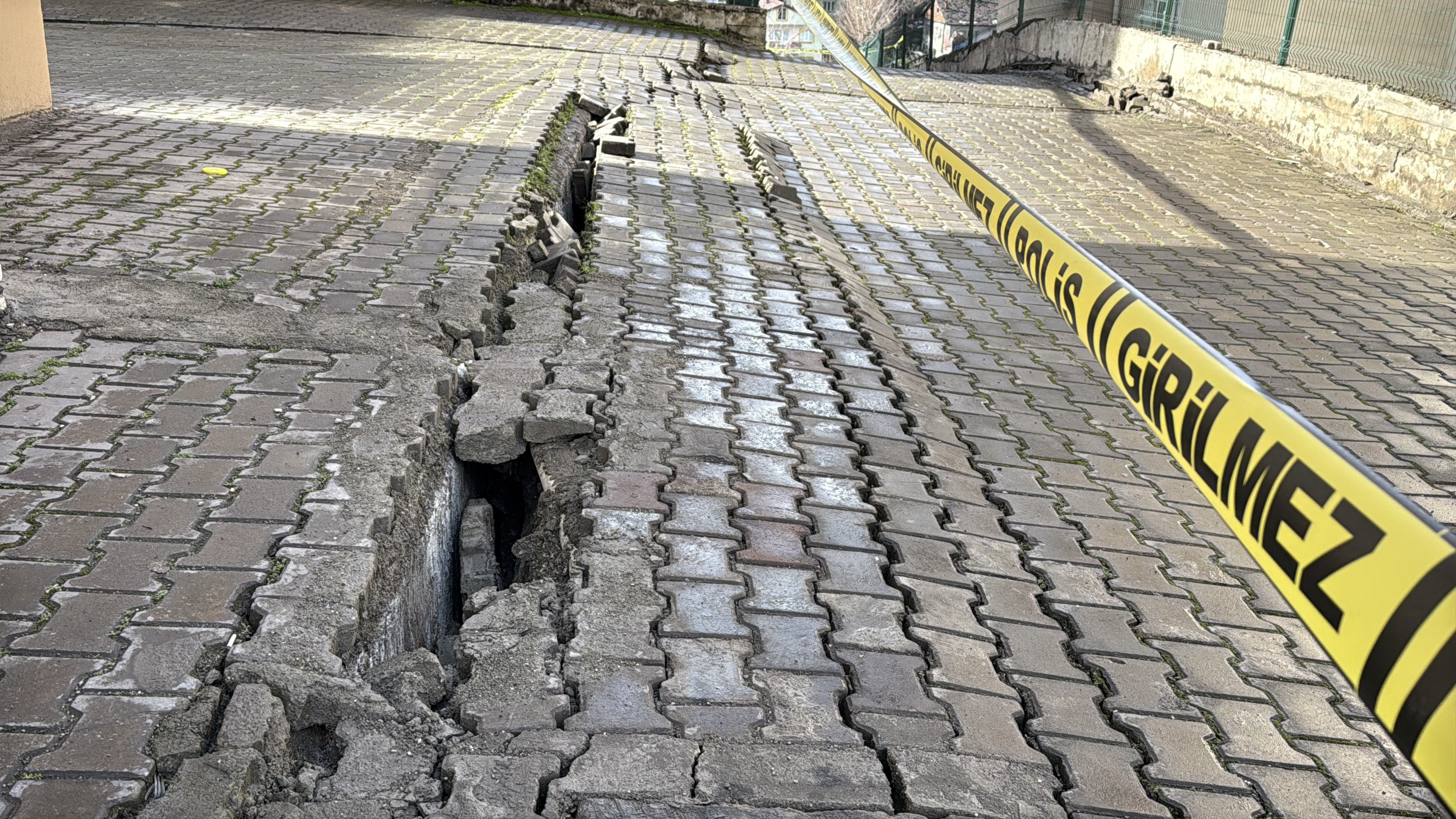 Karabük istinat duvarı çökme tehlikesi