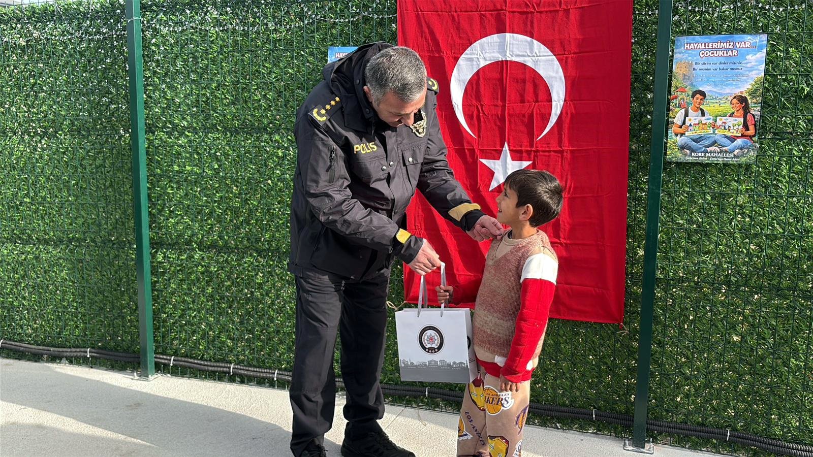 Metin Turanlı çocuklarla