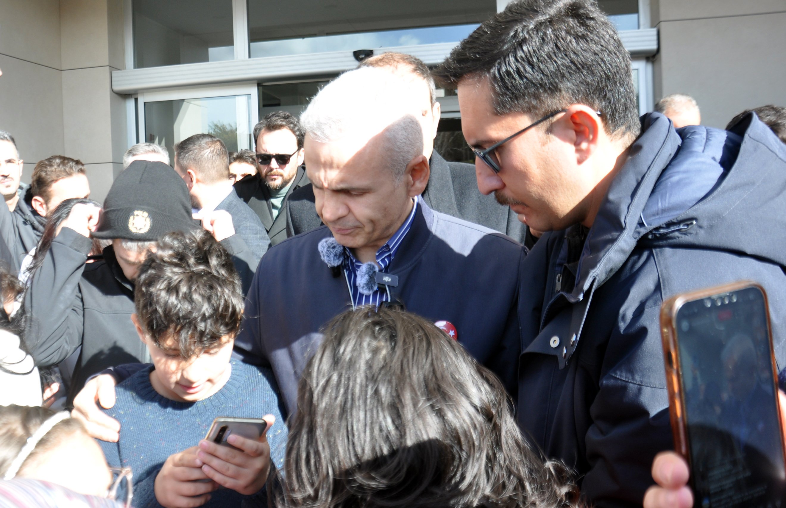 Vali Çiçekli ve pankartlı çocuk