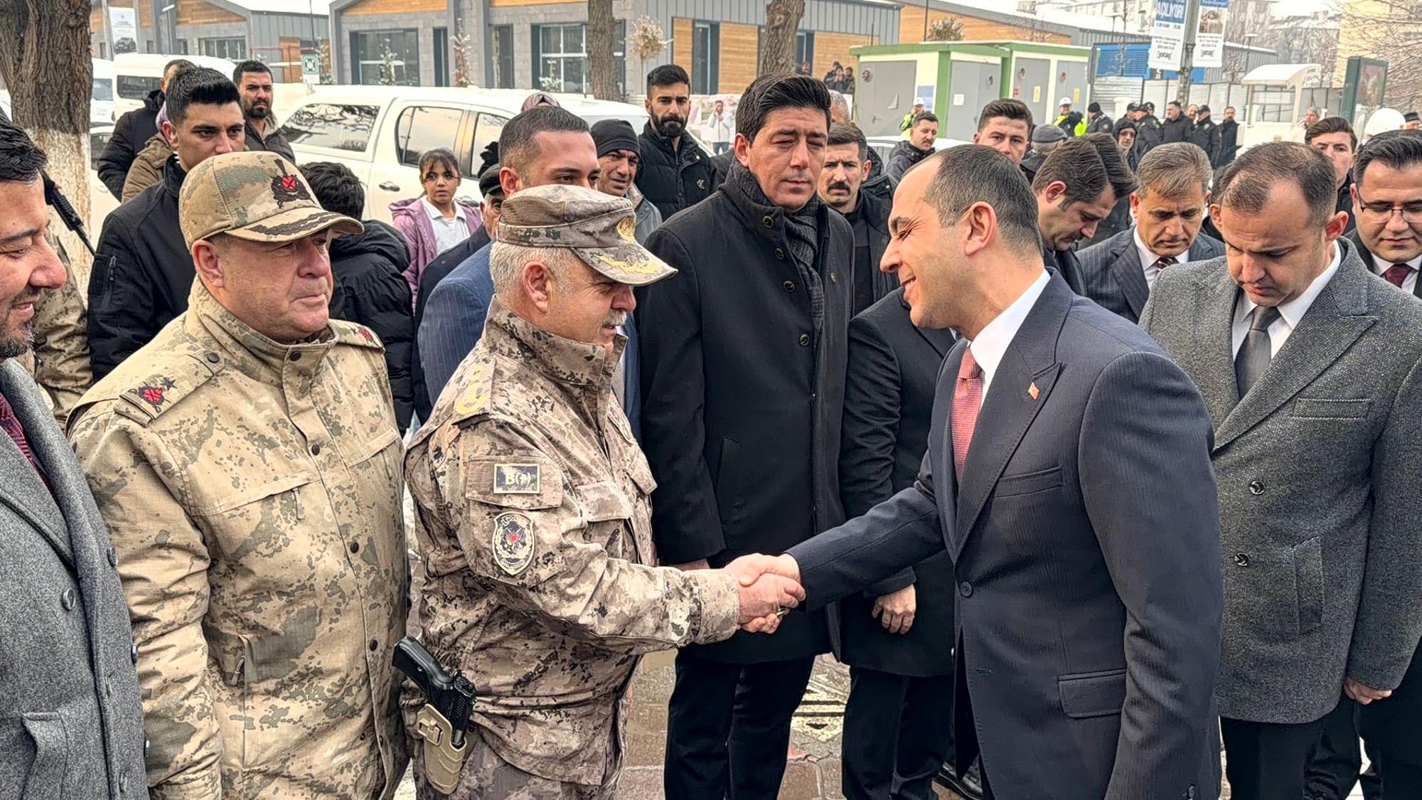 Vali Taşolar törende konuşma yapıyor