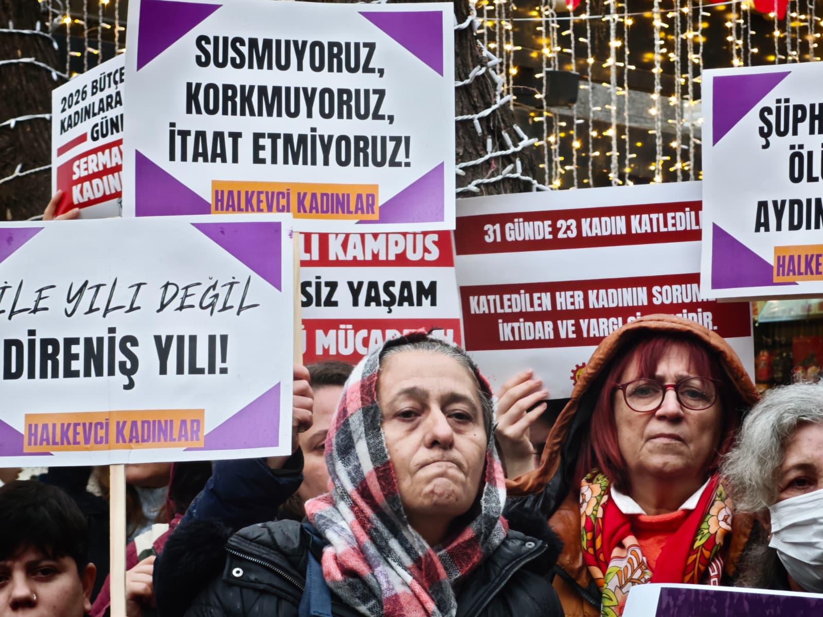 Kadın cinayetlerine karşı pankartlar