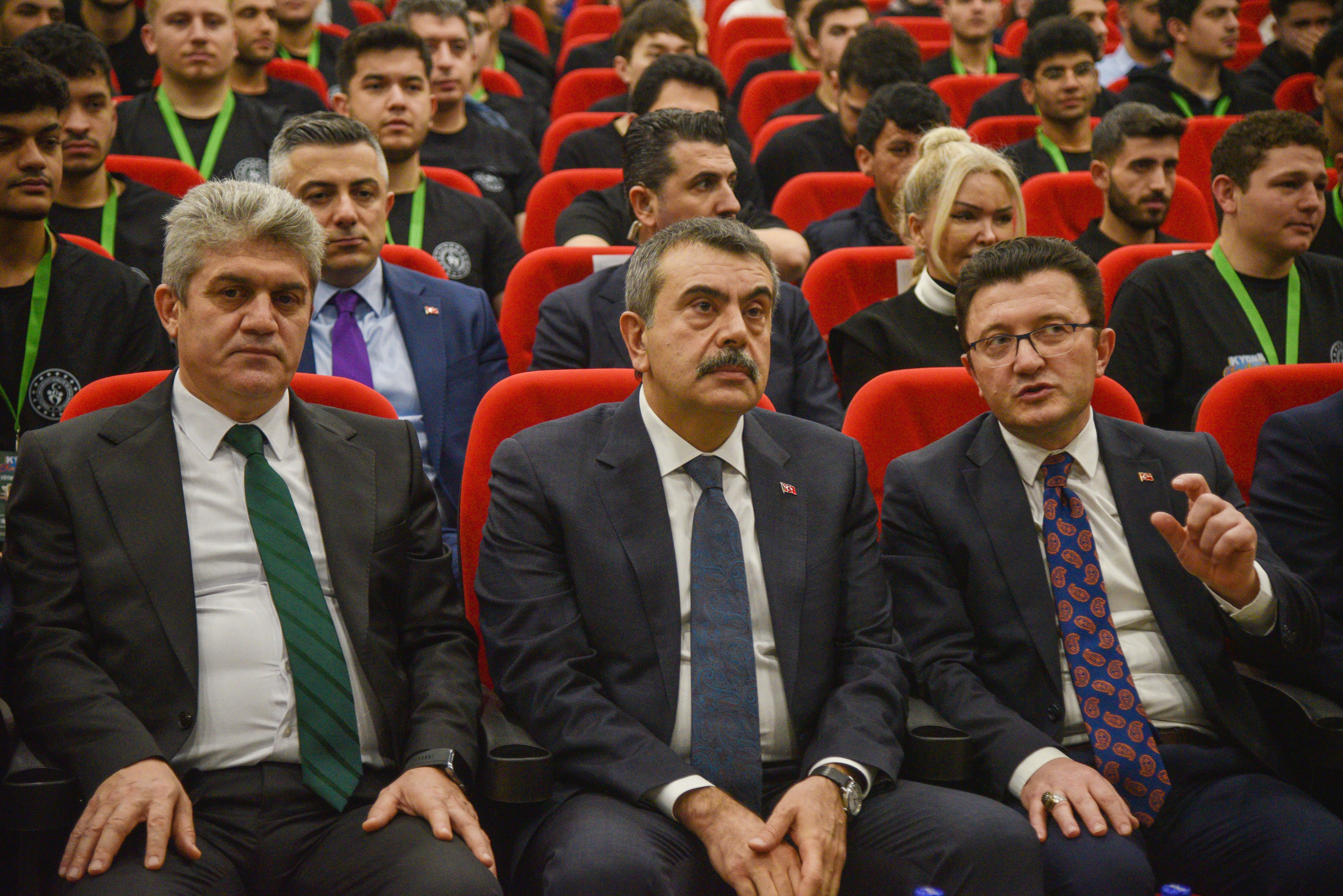 Bakan Tekin öğrencilerle