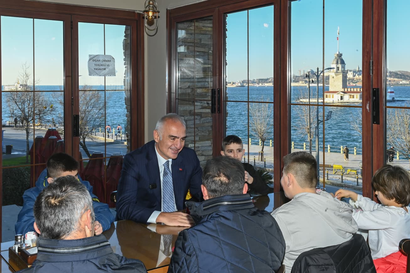 Bakan Ersoy çocuklarla