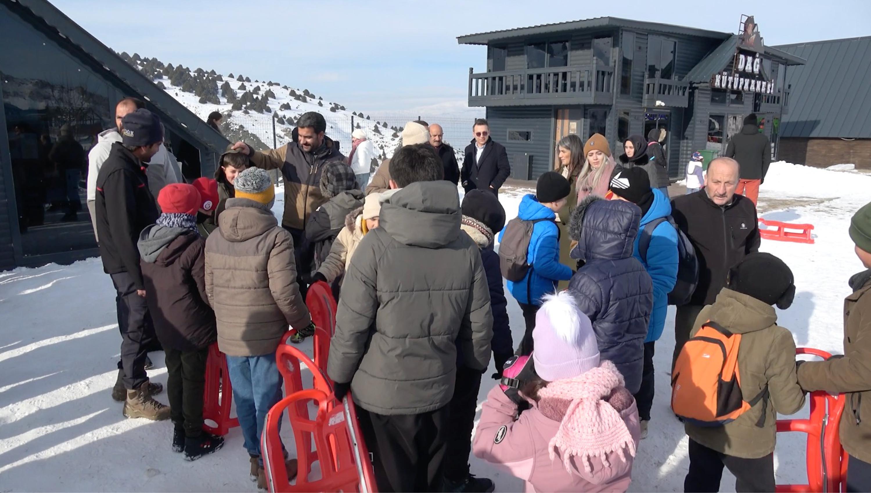 Çocuklar Ergan Dağında eğleniyor