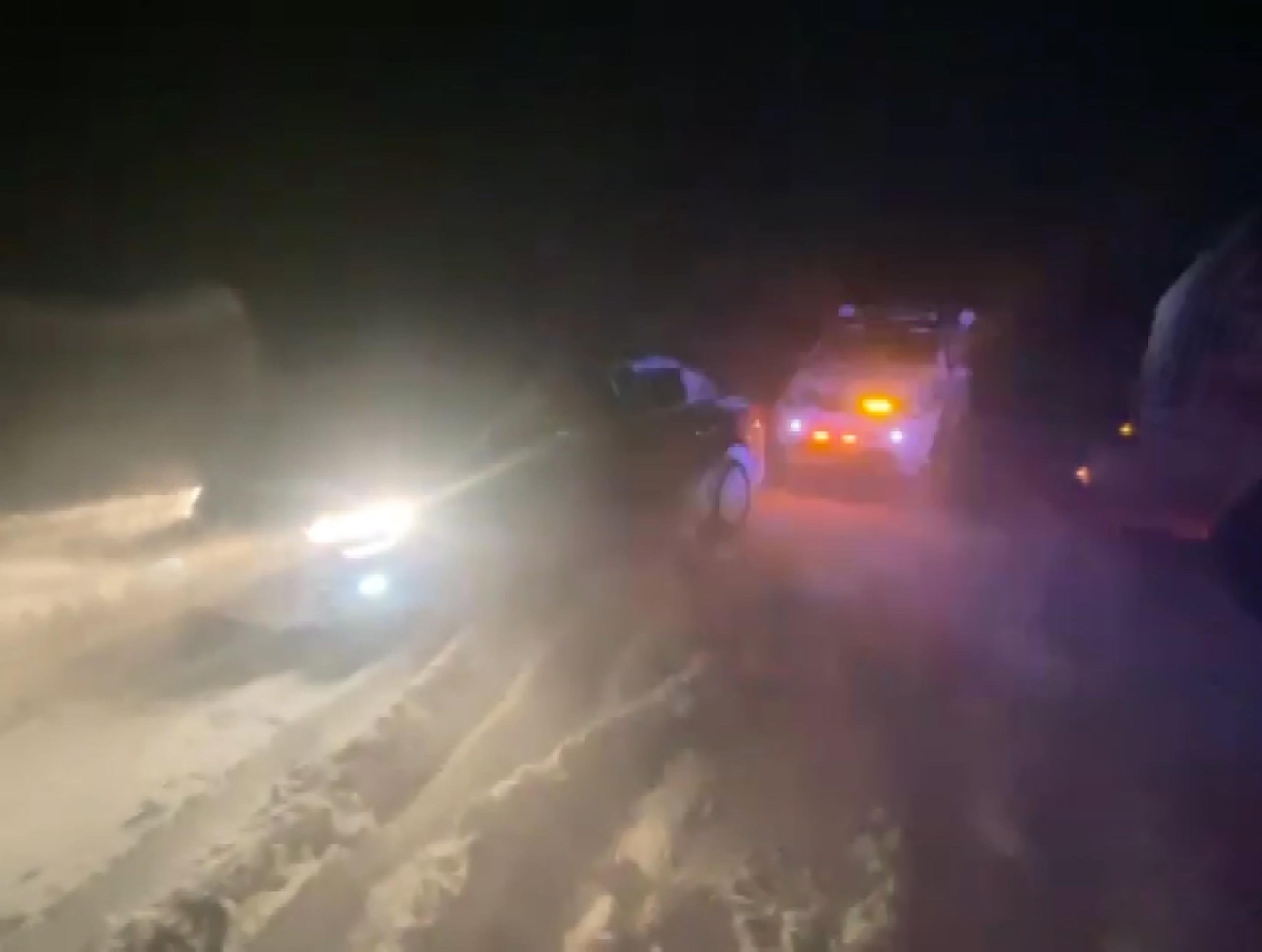 Erzurumda mahsur kalan araçlar kurtarılıyor