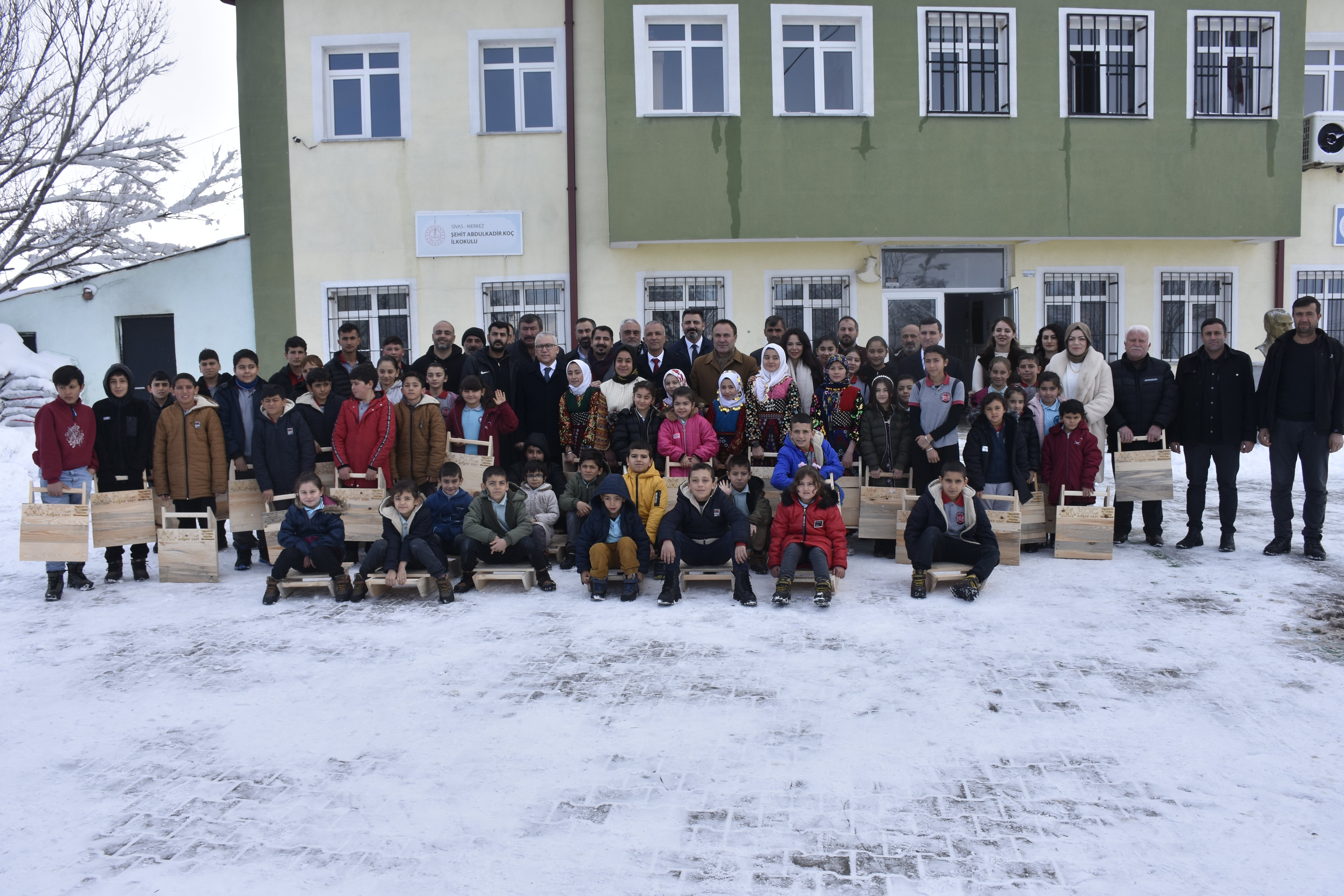 Sivas Valisi Yılmaz Şimşek köy çocuklarına kızak dağıtıyor
