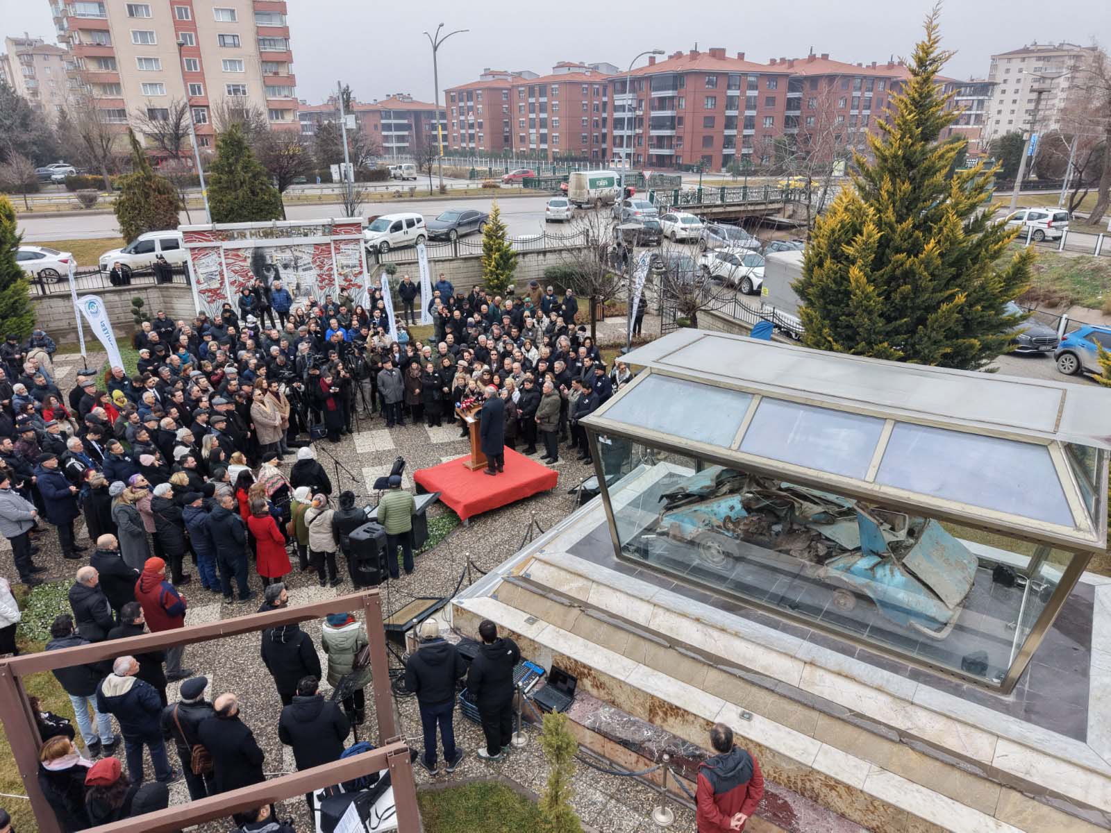 Uğur Mumcu anmasında karanfil bırakılıyor