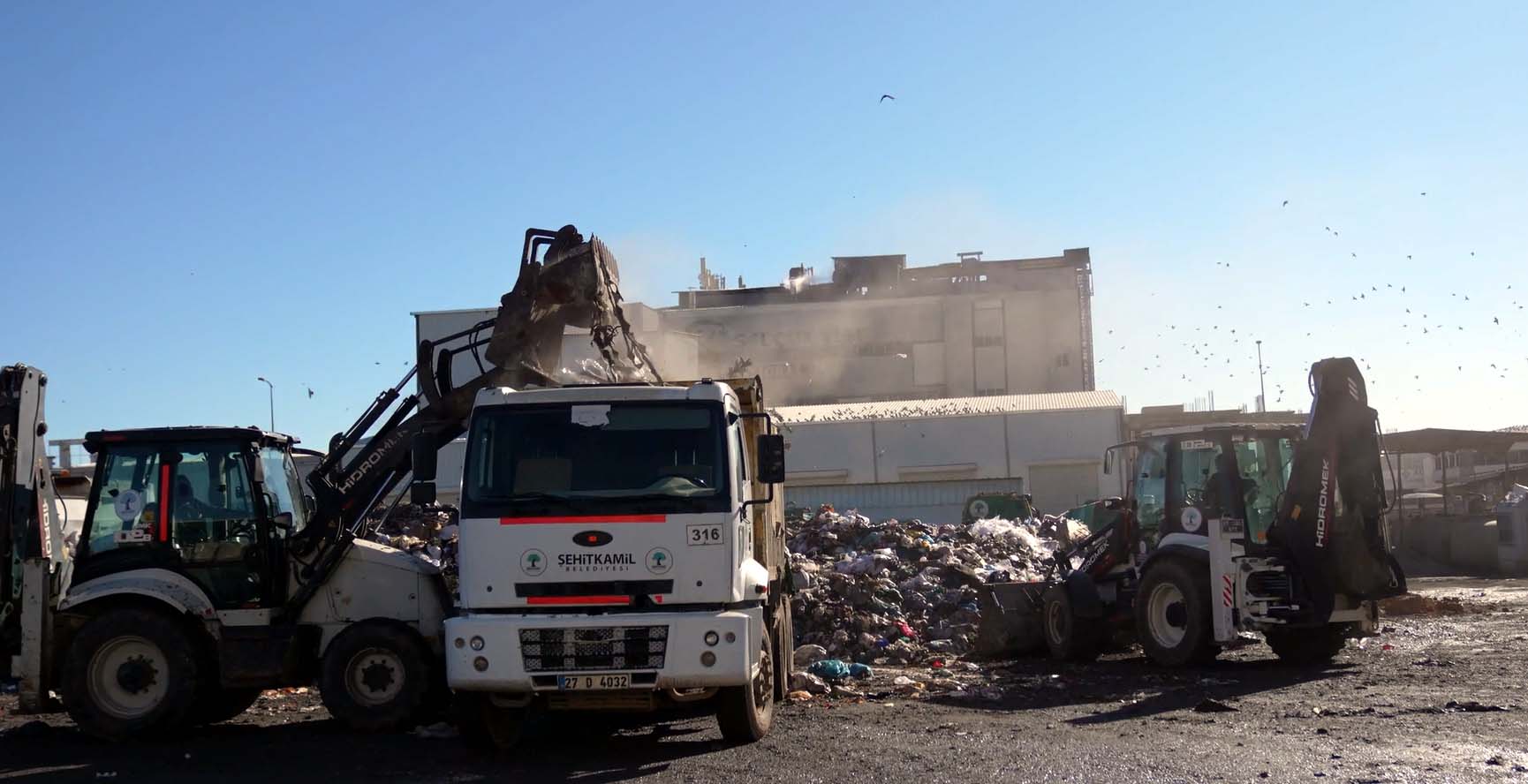 Belediye ekipleri çöp arama çalışması