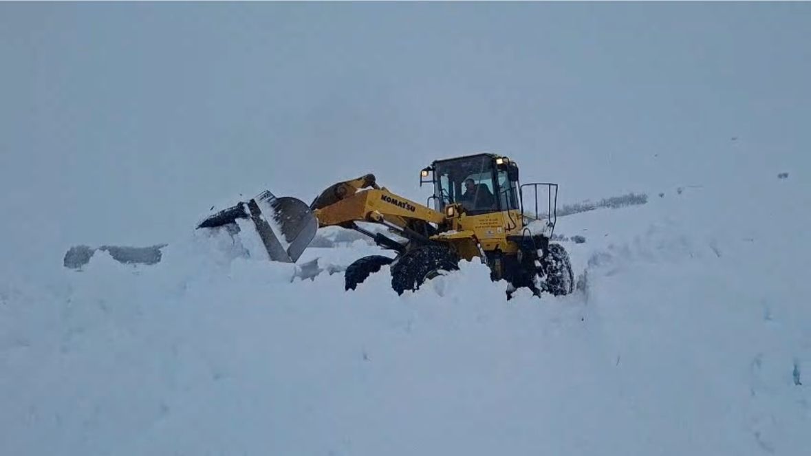 Tunceli karayolları ekipleri kar temizleme çalışması