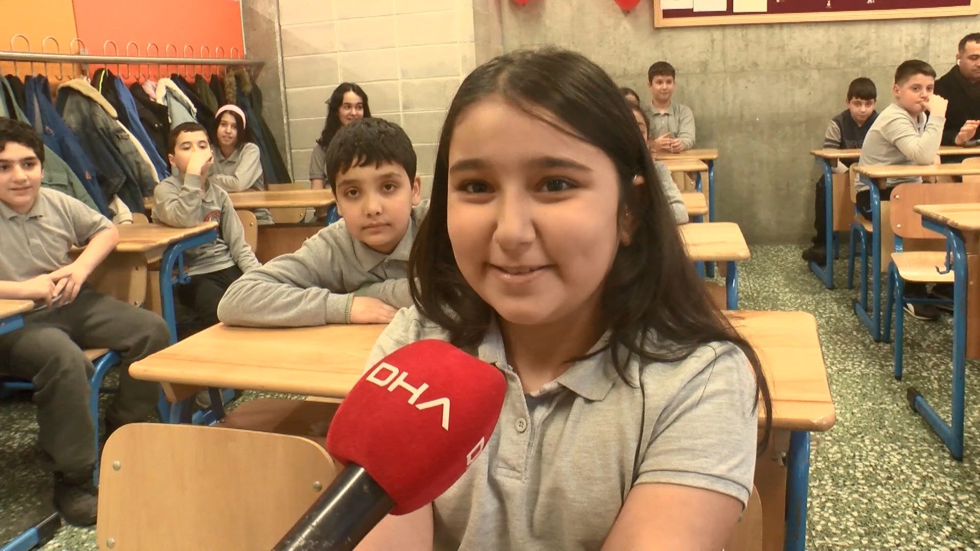 Öğrenciler karnelerini alıyor