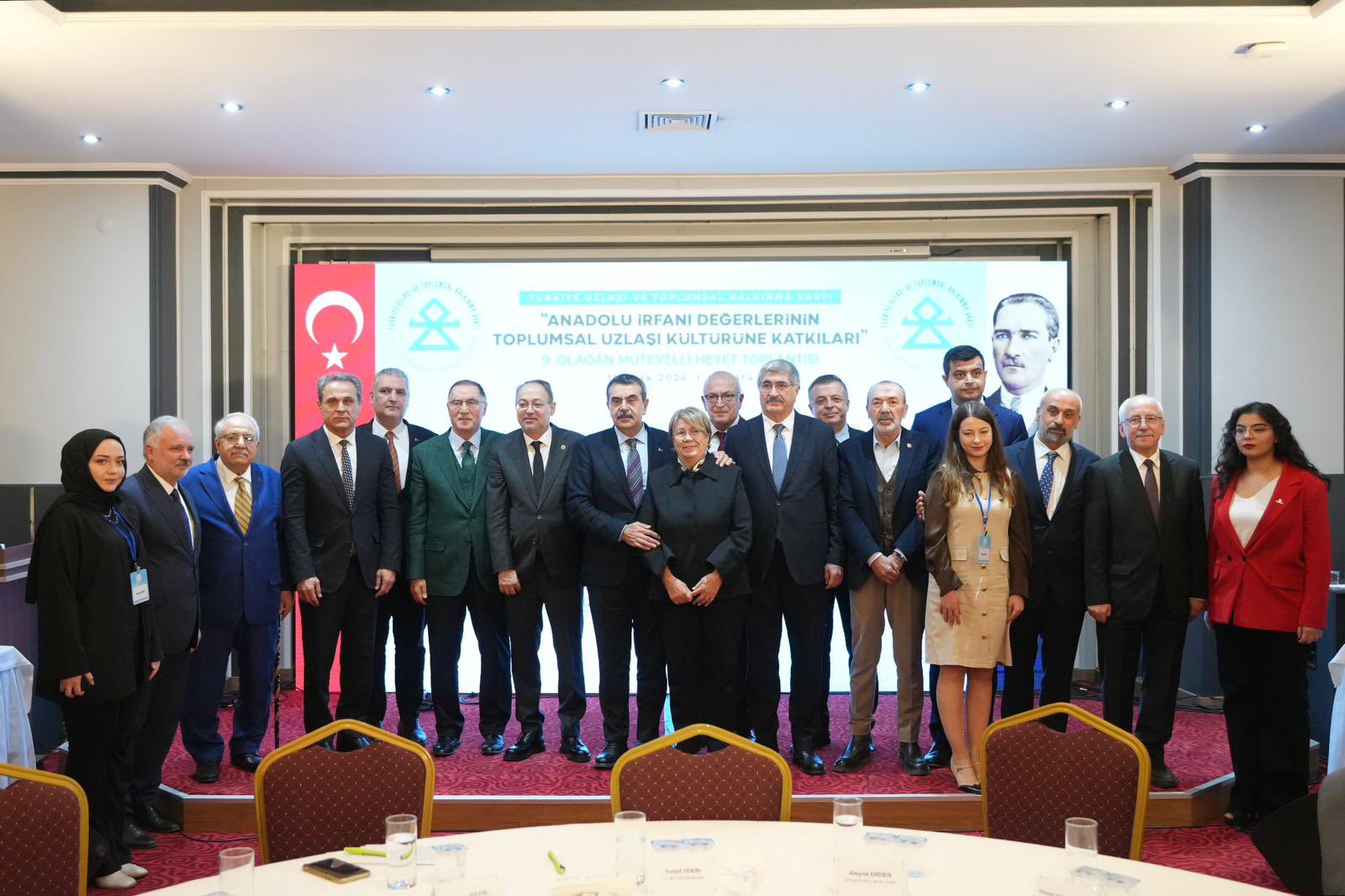 Bakan Yusuf Tekin toplantıda konuşurken