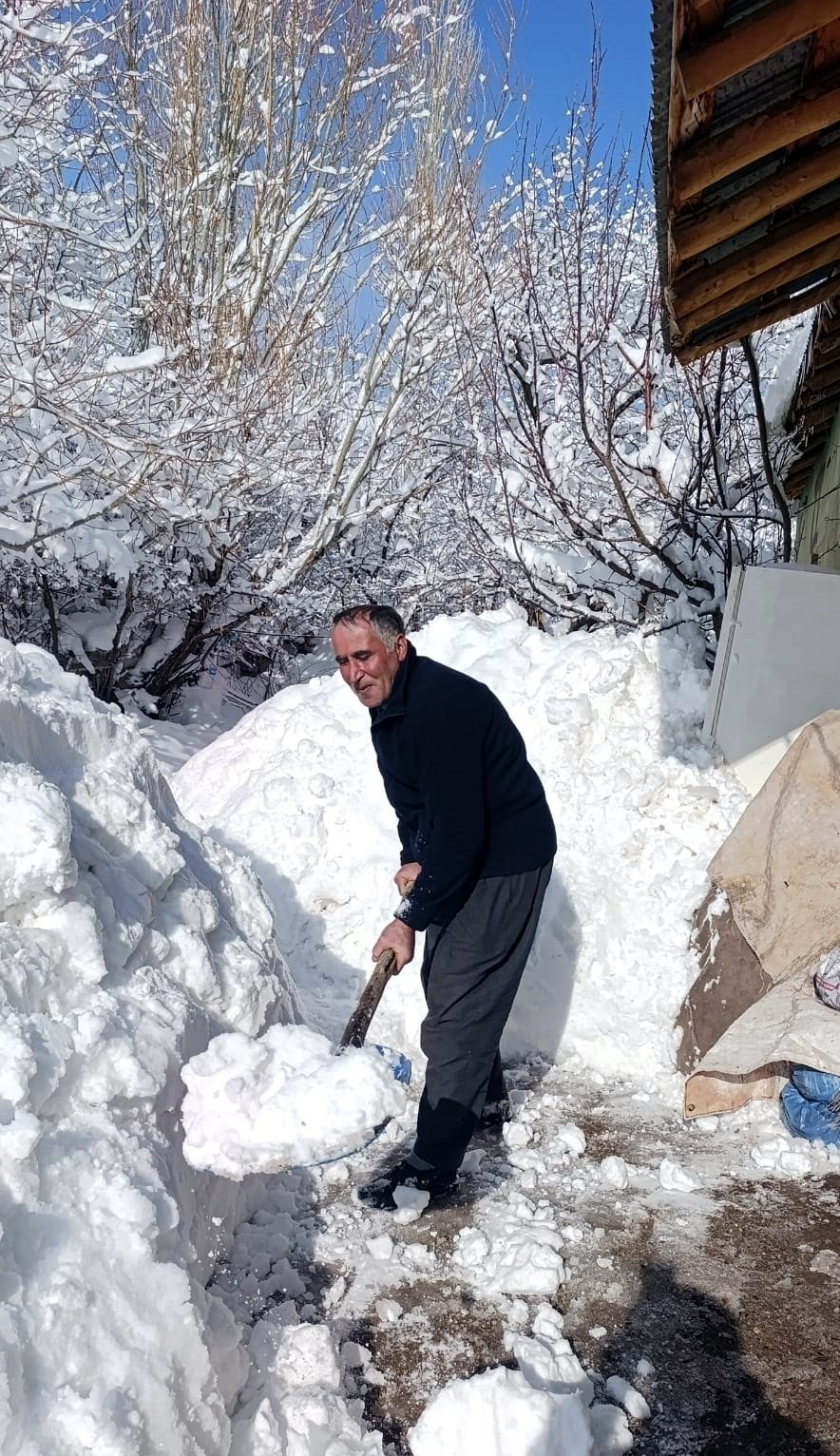 Hakkari köylüleri kürekle yol açıyor