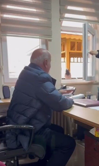 Beşikdüzü Belediye Başkanı Cahit Erdem kargayı besliyor