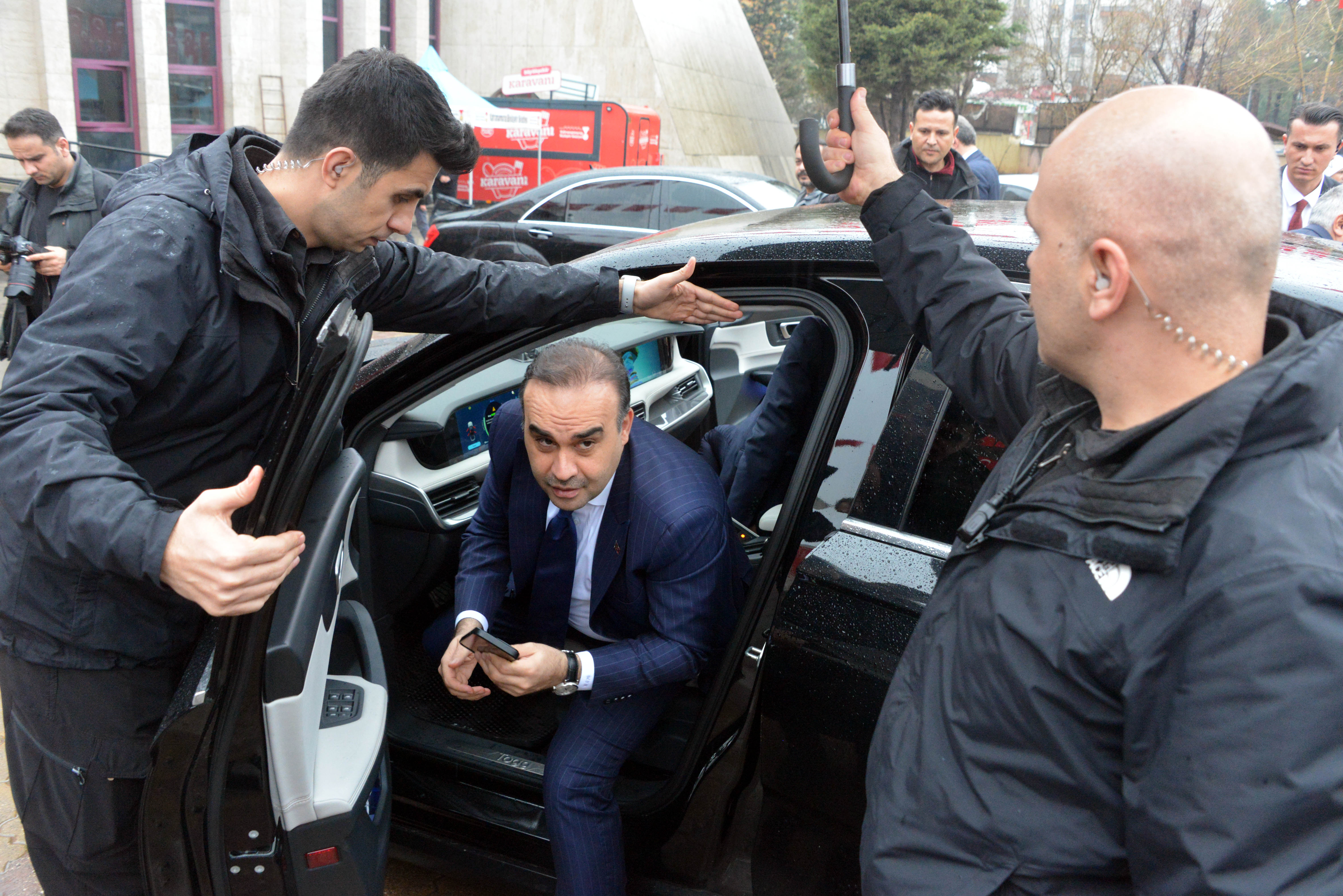 Bakan Kacır törende protokol üyeleriyle