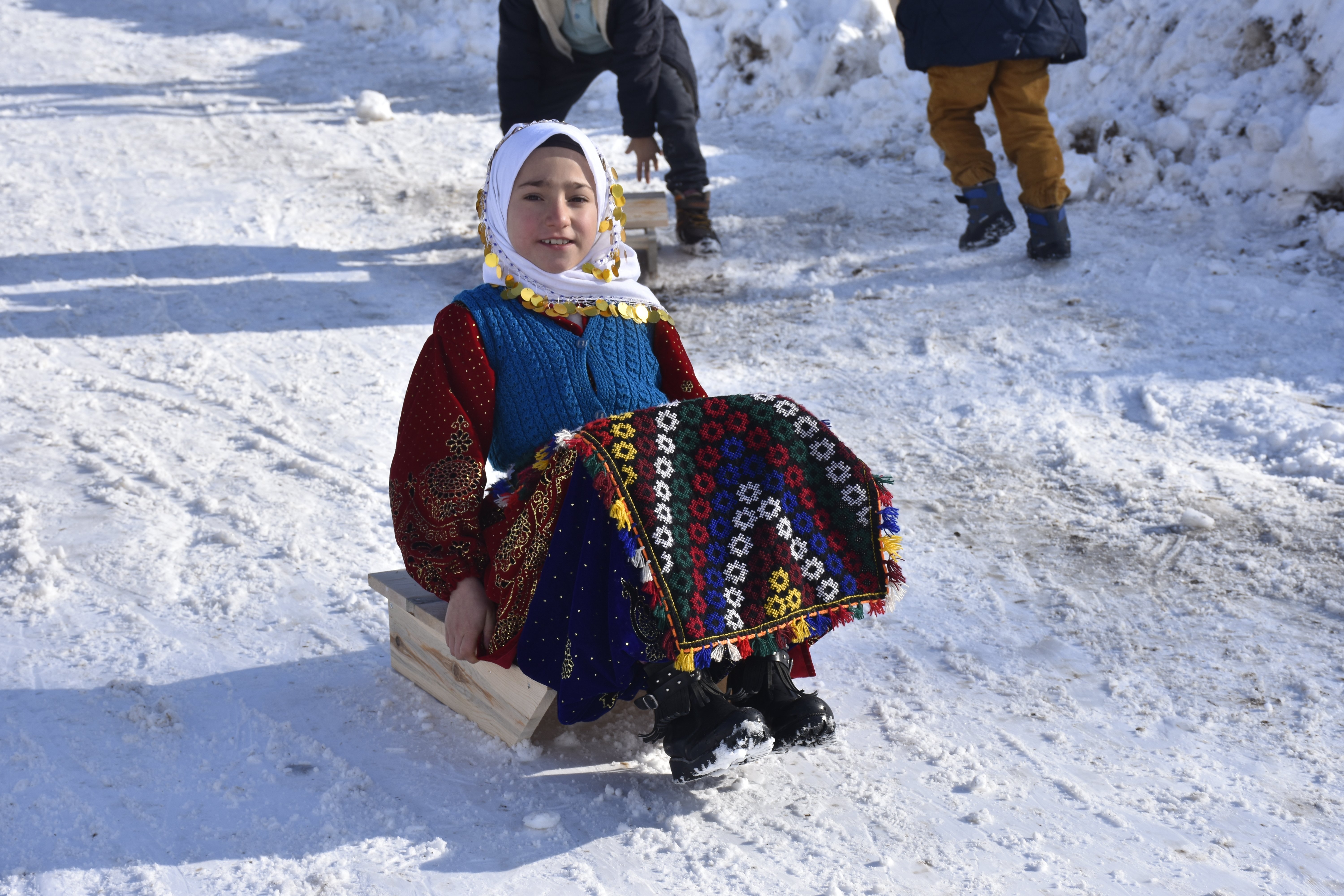Mutlu çocuklar ve kızakları