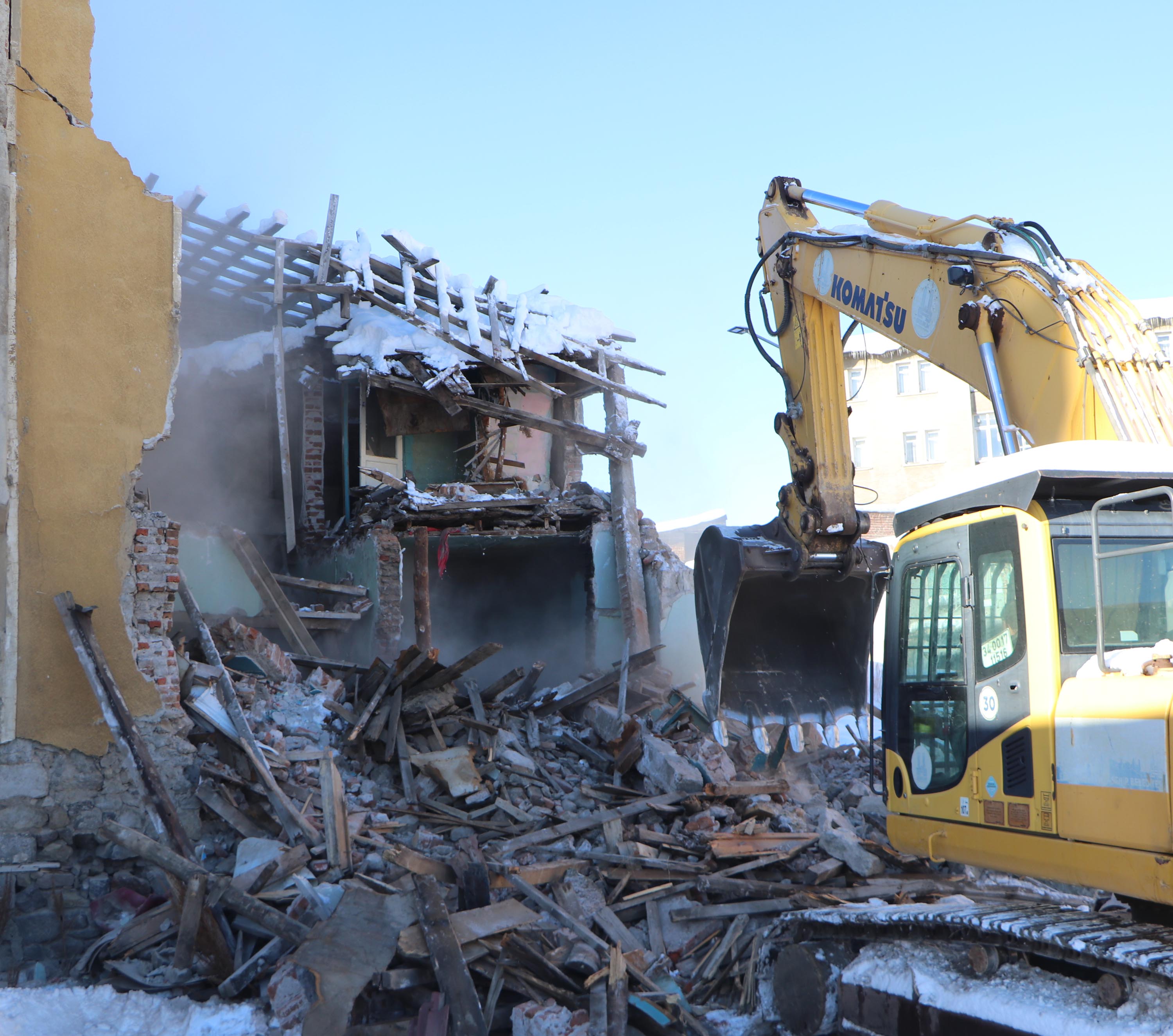 Metruk bina yıkımında iş makinesi çalışması